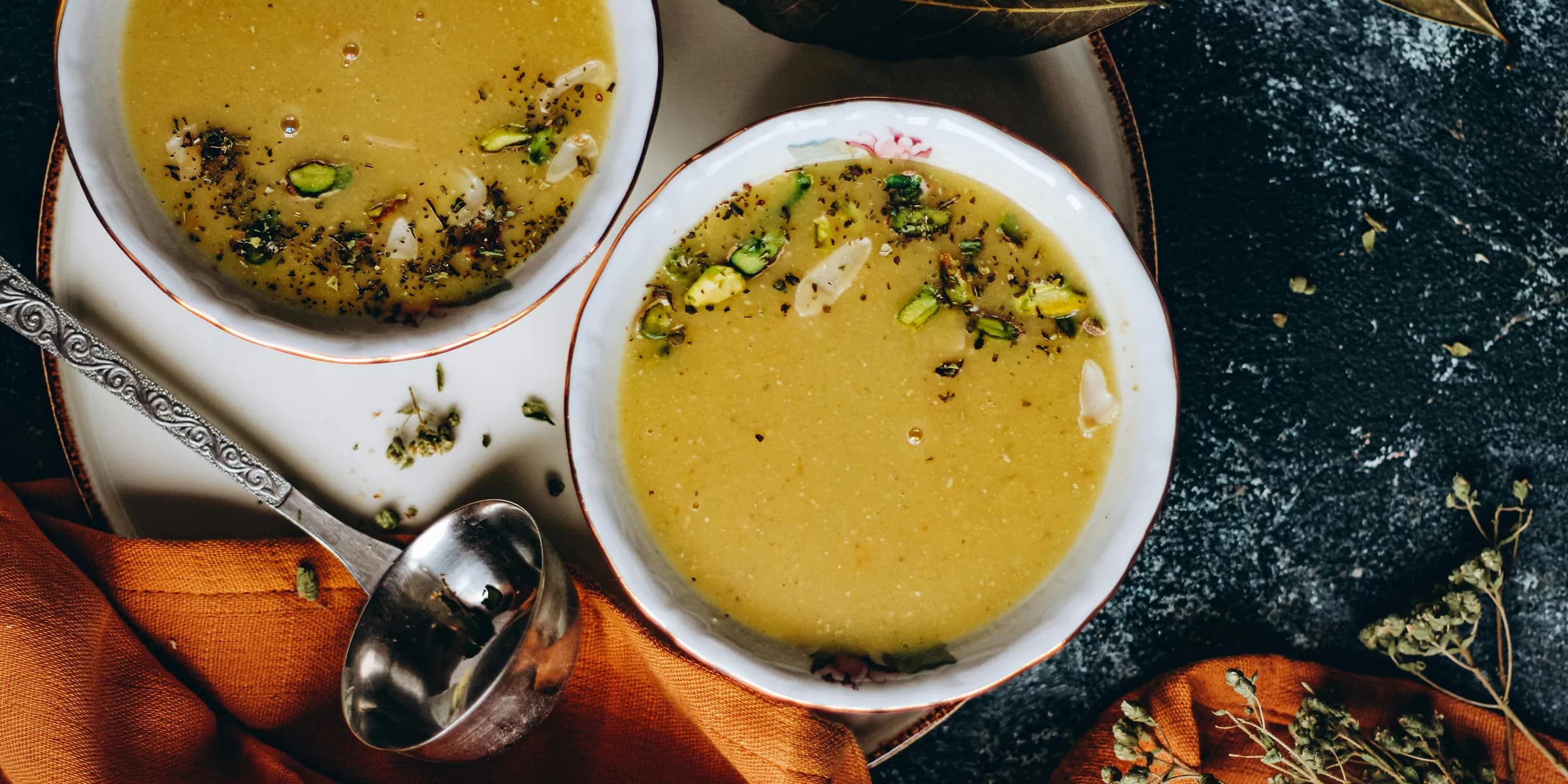 Zwei Schüsseln Suppe auf einem Tisch