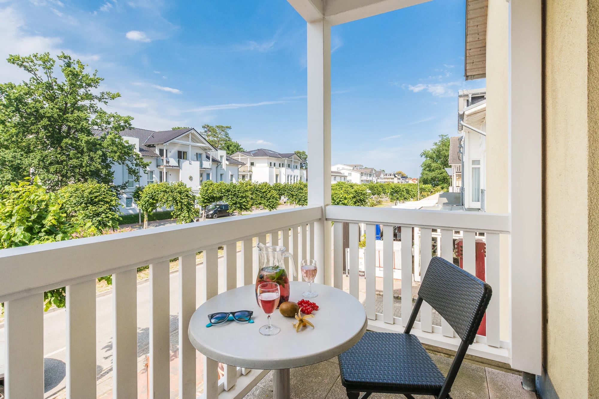 Balkon mit Tisch und Blick über die Häuser des Ostseebads