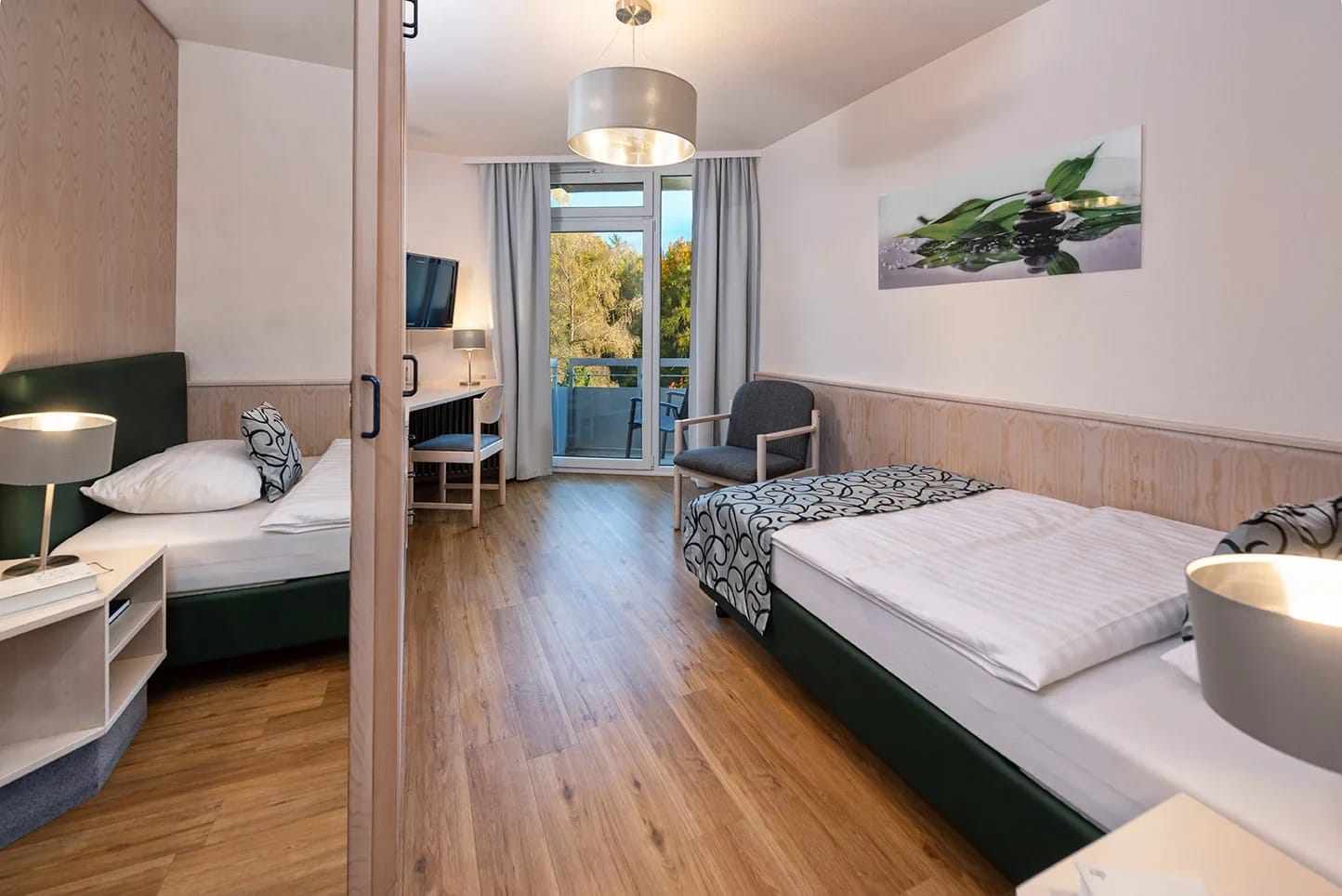 Zimmer mit zwei Betten, Schreibtisch und Balkon, Blick durch die geöffnete Verbindungstür