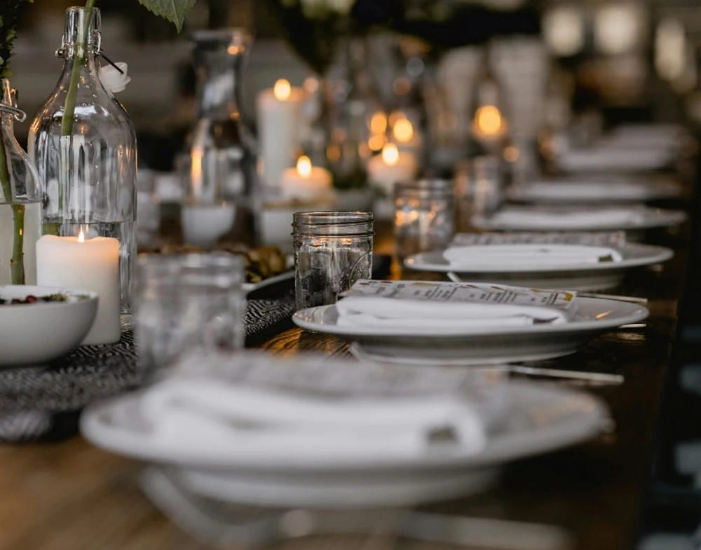 Festlich gedeckter Tisch mit Kerzenlicht im Restaurant