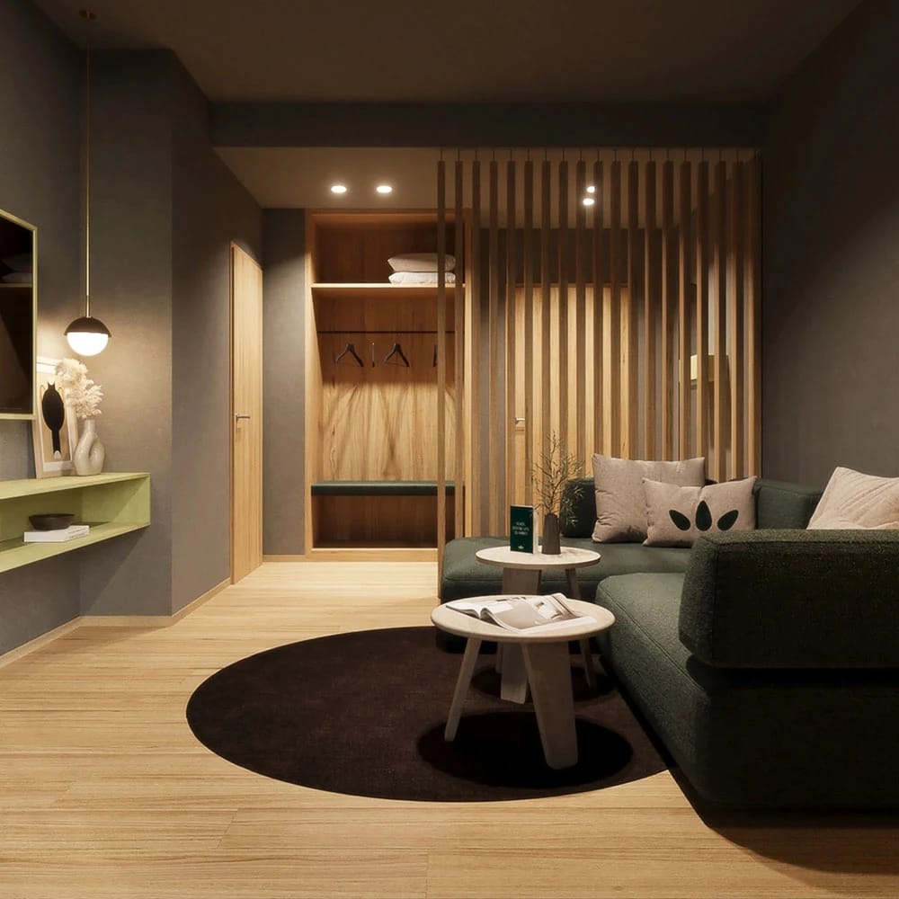 Wohnbereich einer Suite mit Sofa, Couchtisch und warmem Licht