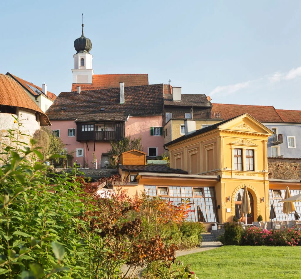 Gepflegte Grünanlage mit Blick auf historische Altstadthäuser und Kirchturm