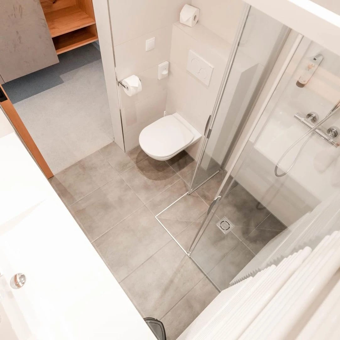Modernes Badezimmer mit ebenerdiger Dusche und WC