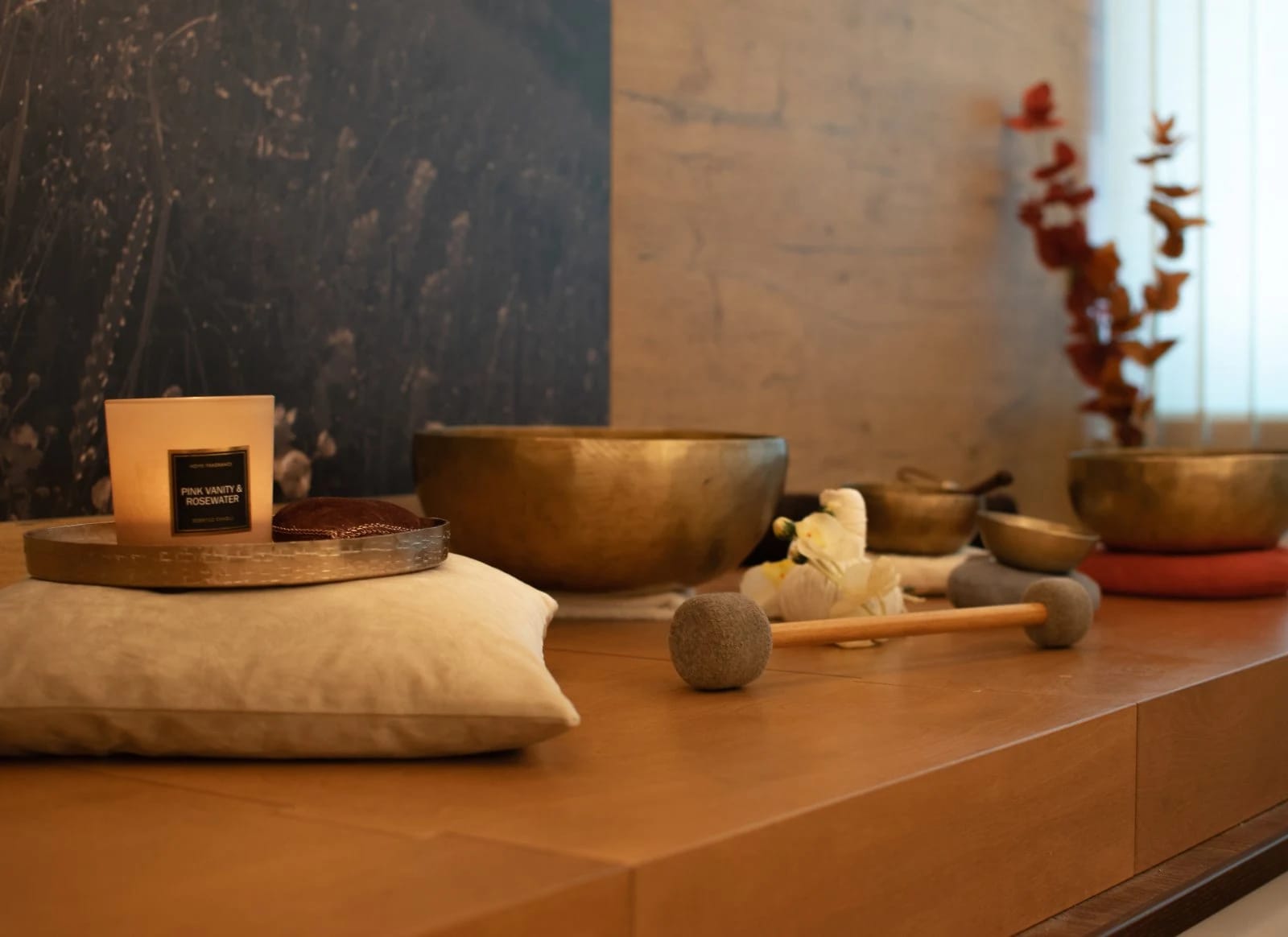Klangschalen und Wellness-Utensilien auf einer Bank