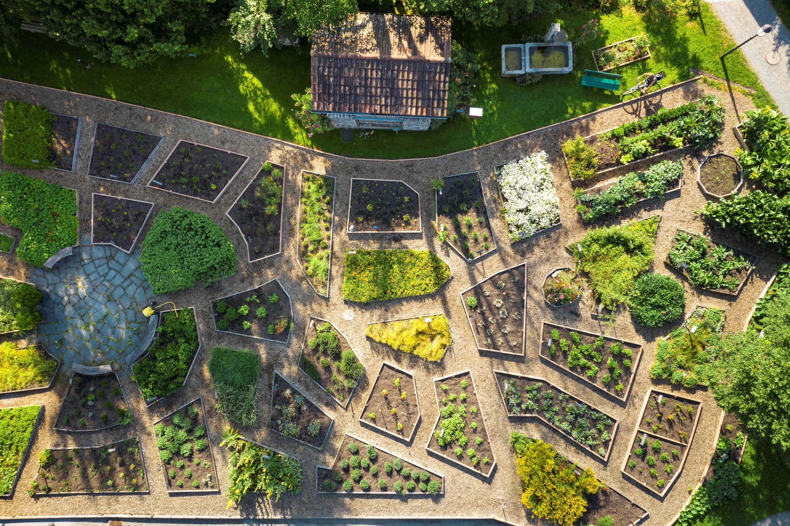 Kräutergarten des Hotels aus der Vogelperspektive mit geometrischen Beeten