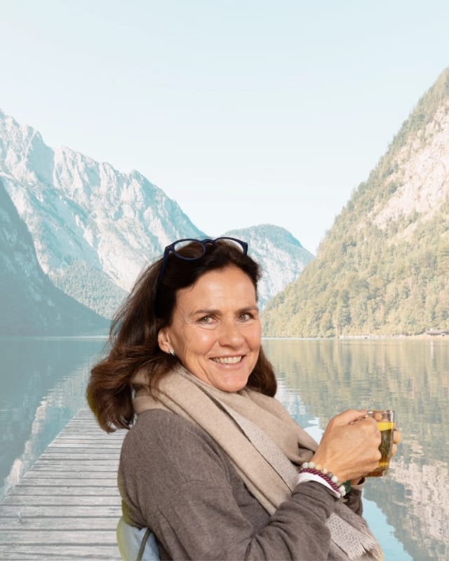 Porträt von Nadja Niggl vor einer Bergsee-Kulisse