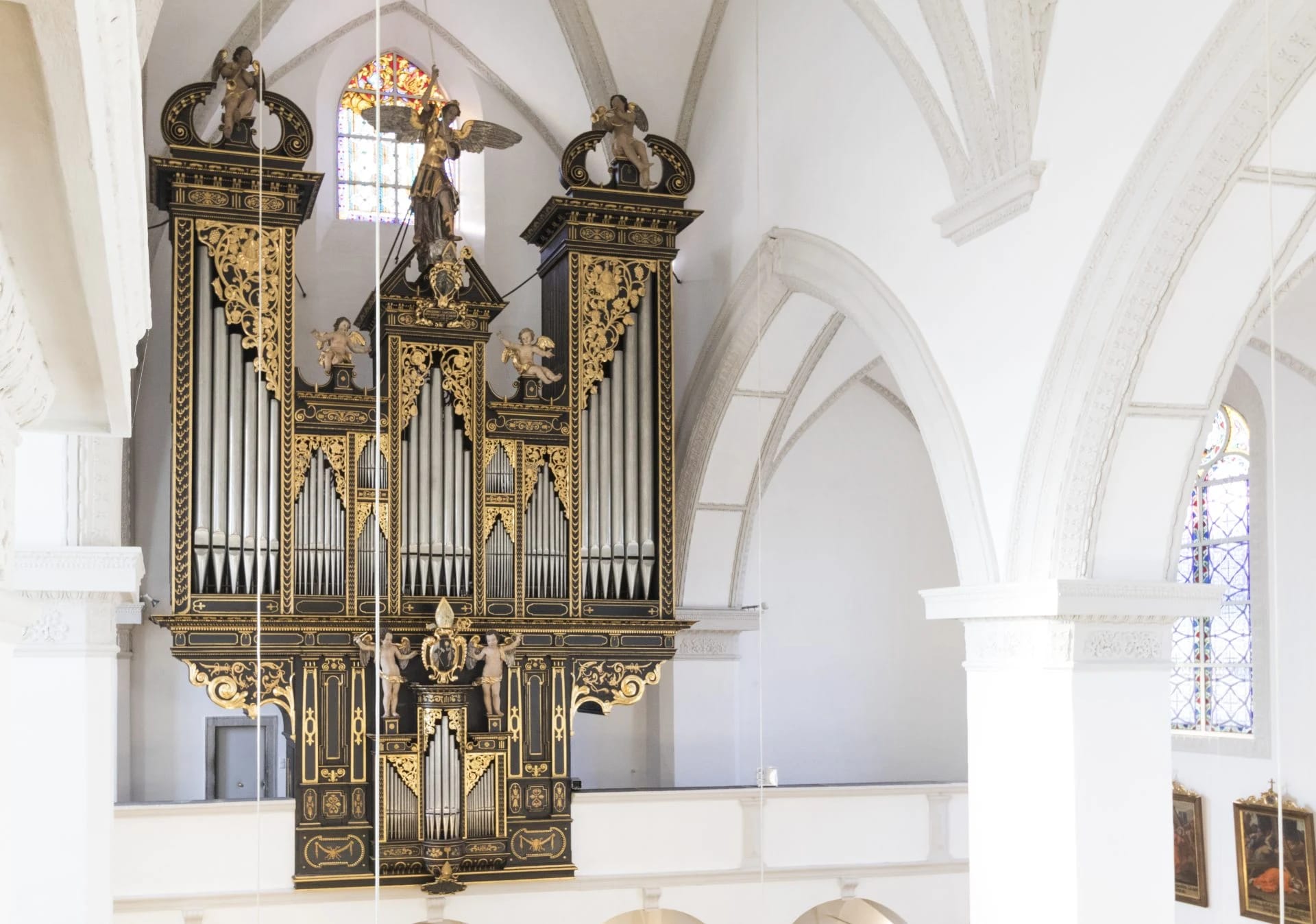 Historische Orgel mit vergoldetem Prospekt auf der Empore der Stiftskirche