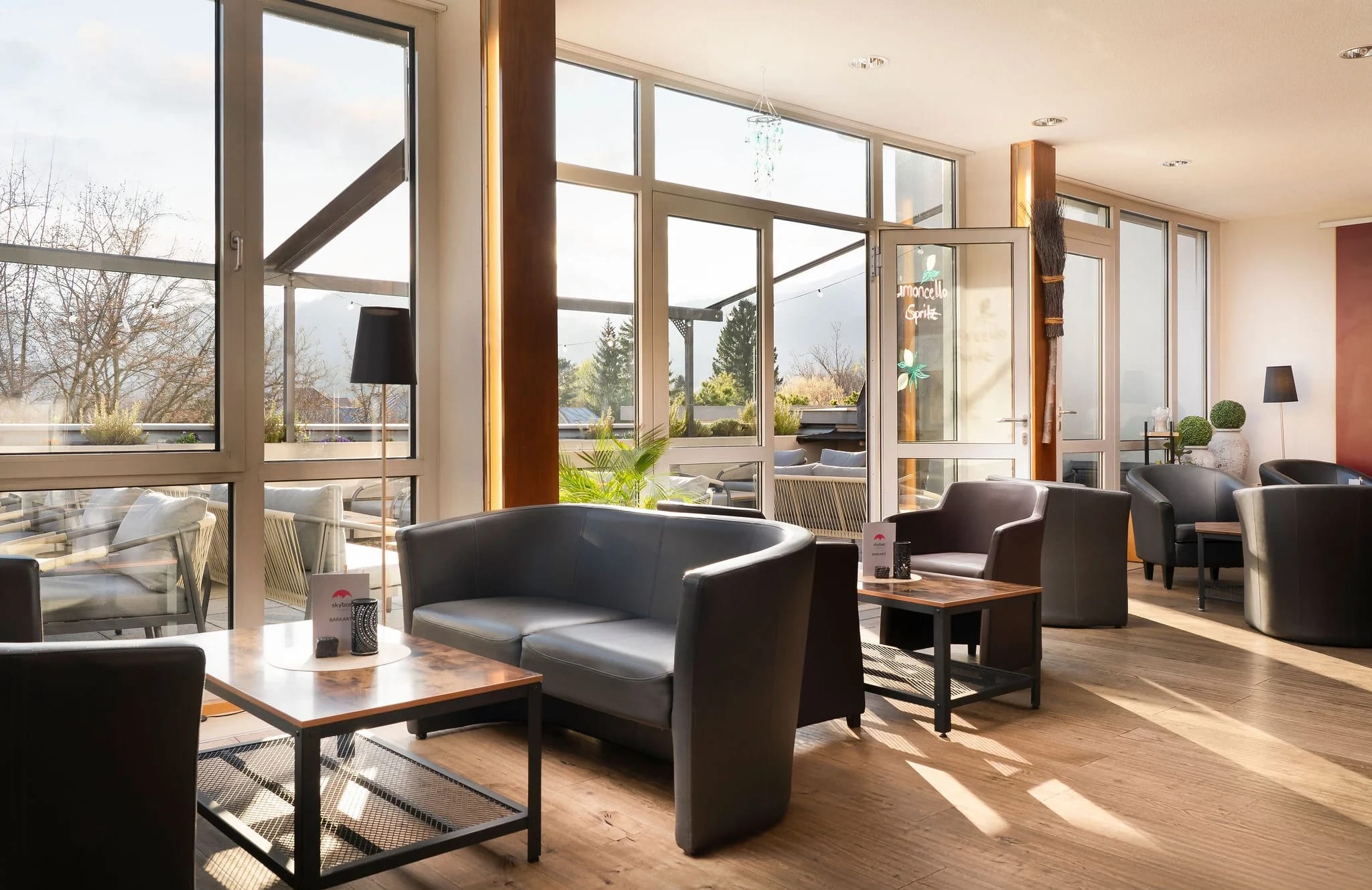 Lounge der Skybar mit Sesseln und großer Fensterfront