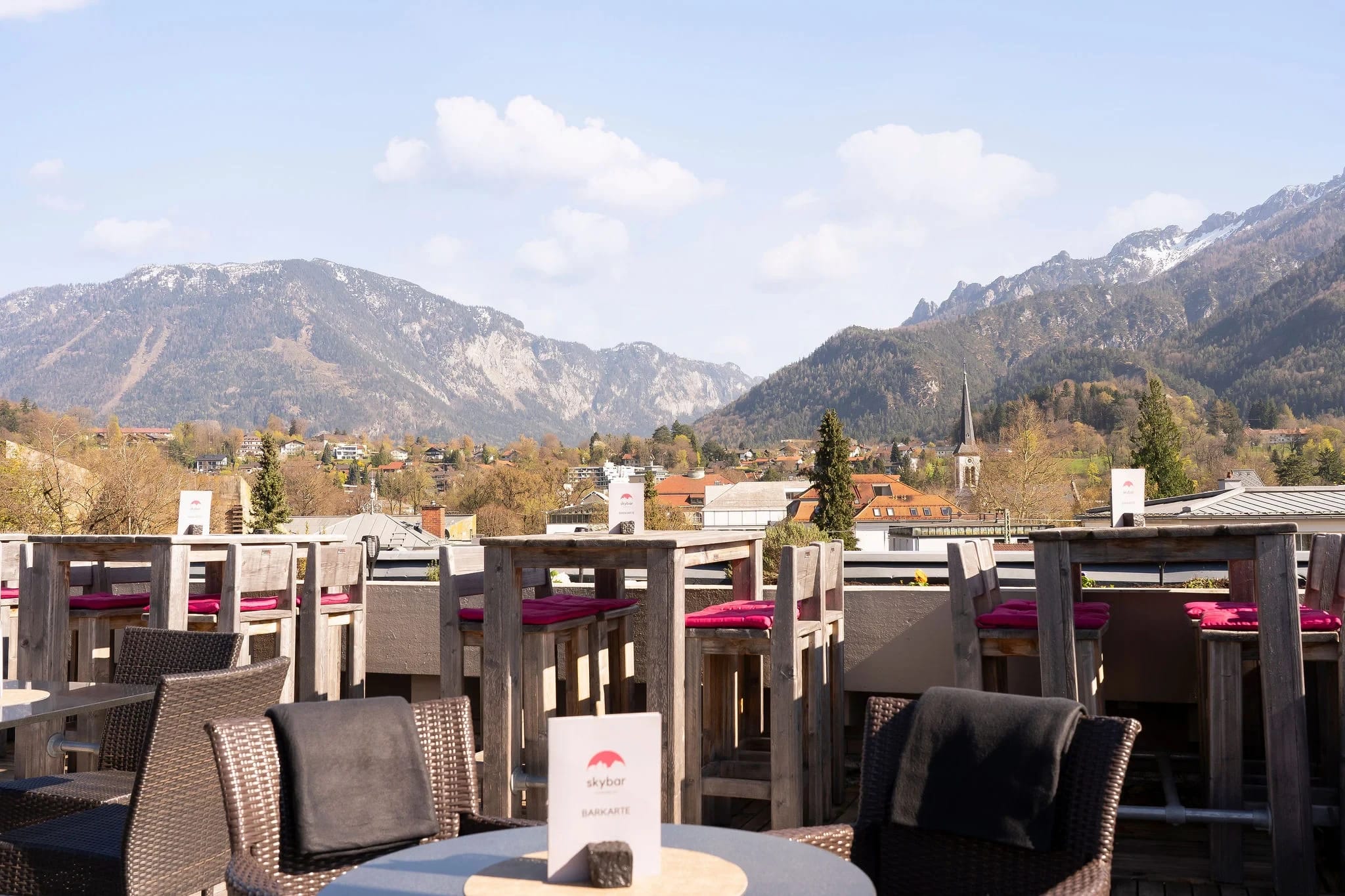 Dachterrasse mit Sitzplätzen und Bergpanorama