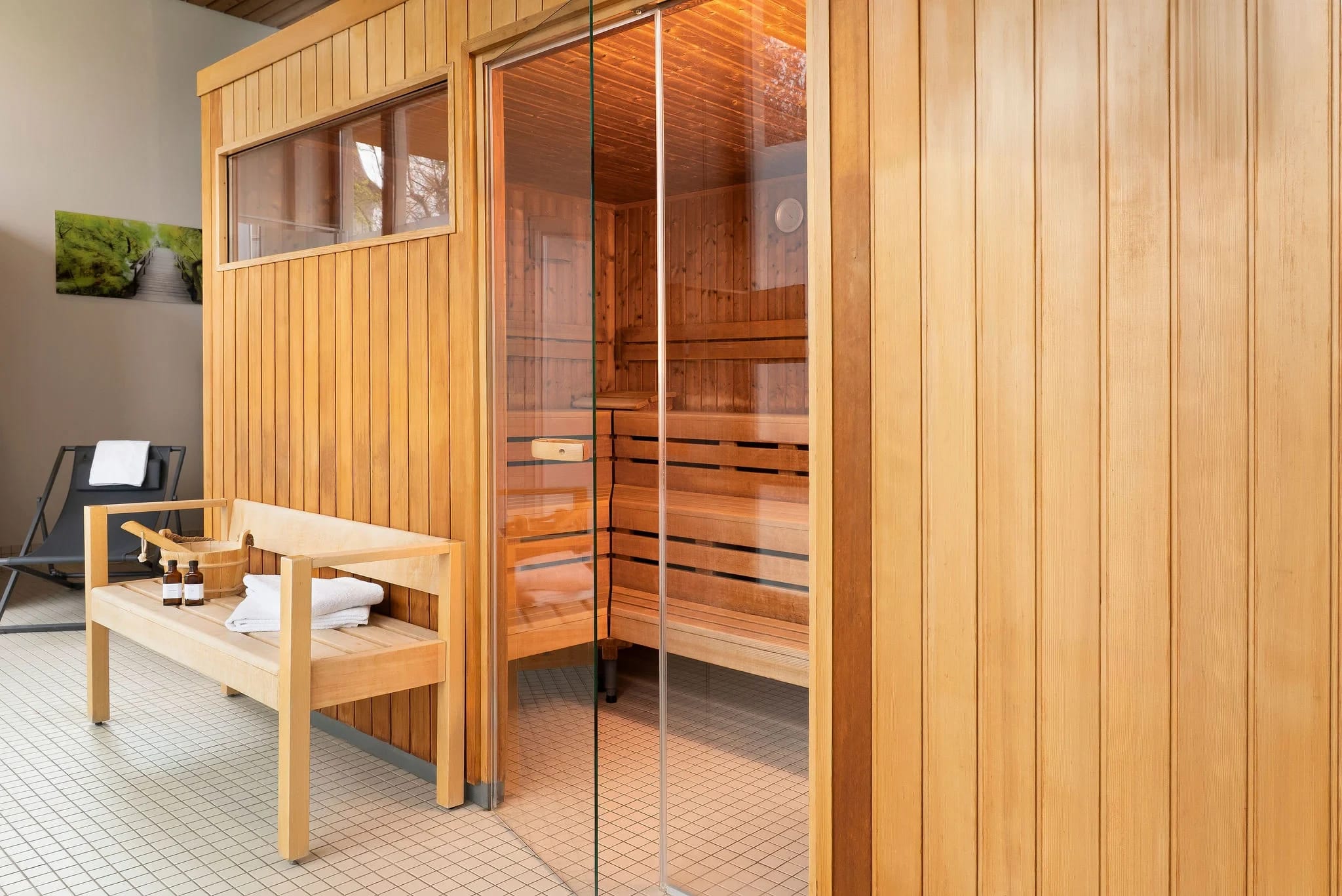 Finnische Sauna aus Holz mit Ruhebank