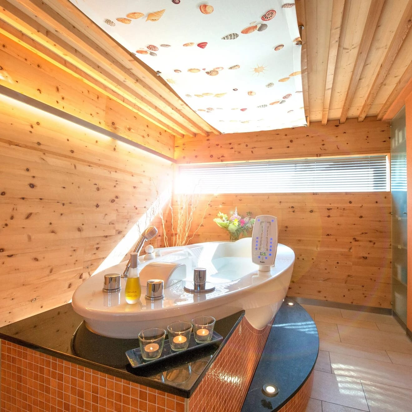 Whirlpool in holzverkleidetem Raum mit beleuchteter Decke