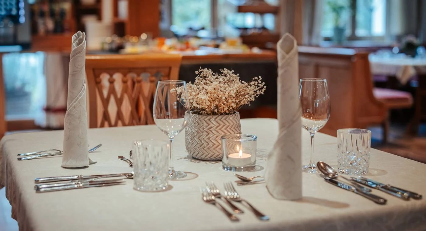 Gedeckter Tisch im Restaurant mit Servietten und Kerze