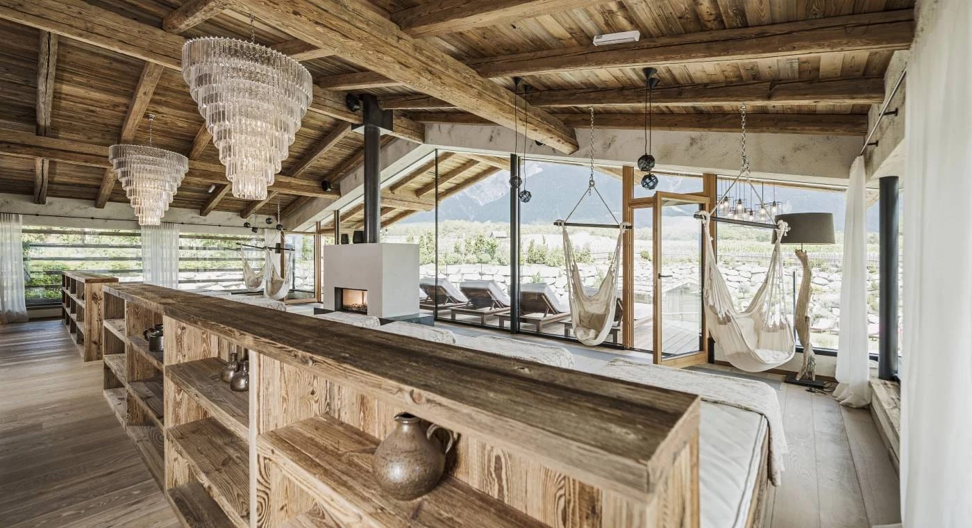 Wellnessraum mit Hängeliegen und Panoramafenstern zur Terrasse