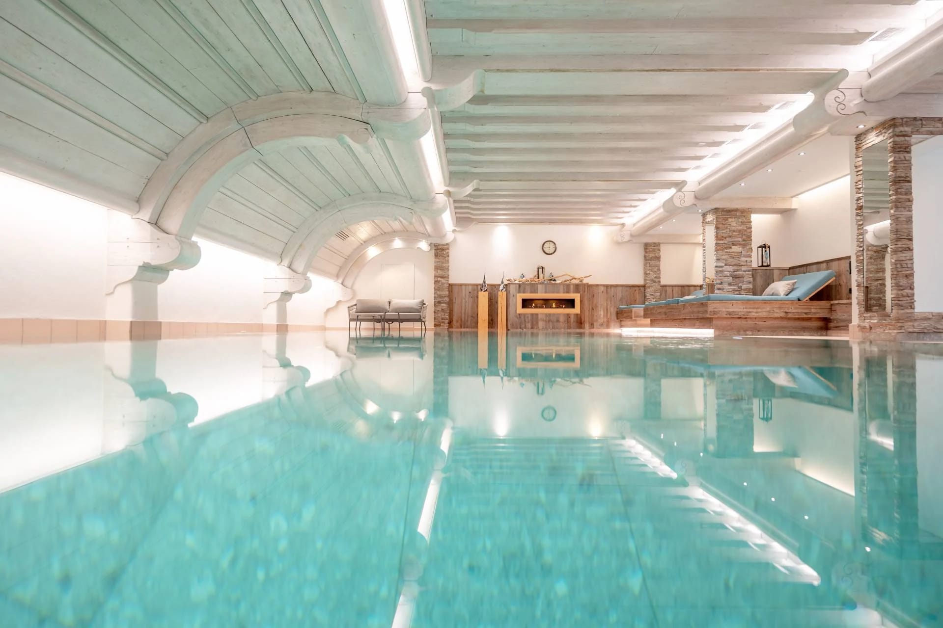 Hallenbad mit heller Gewölbedecke und türkisfarbenem Wasser