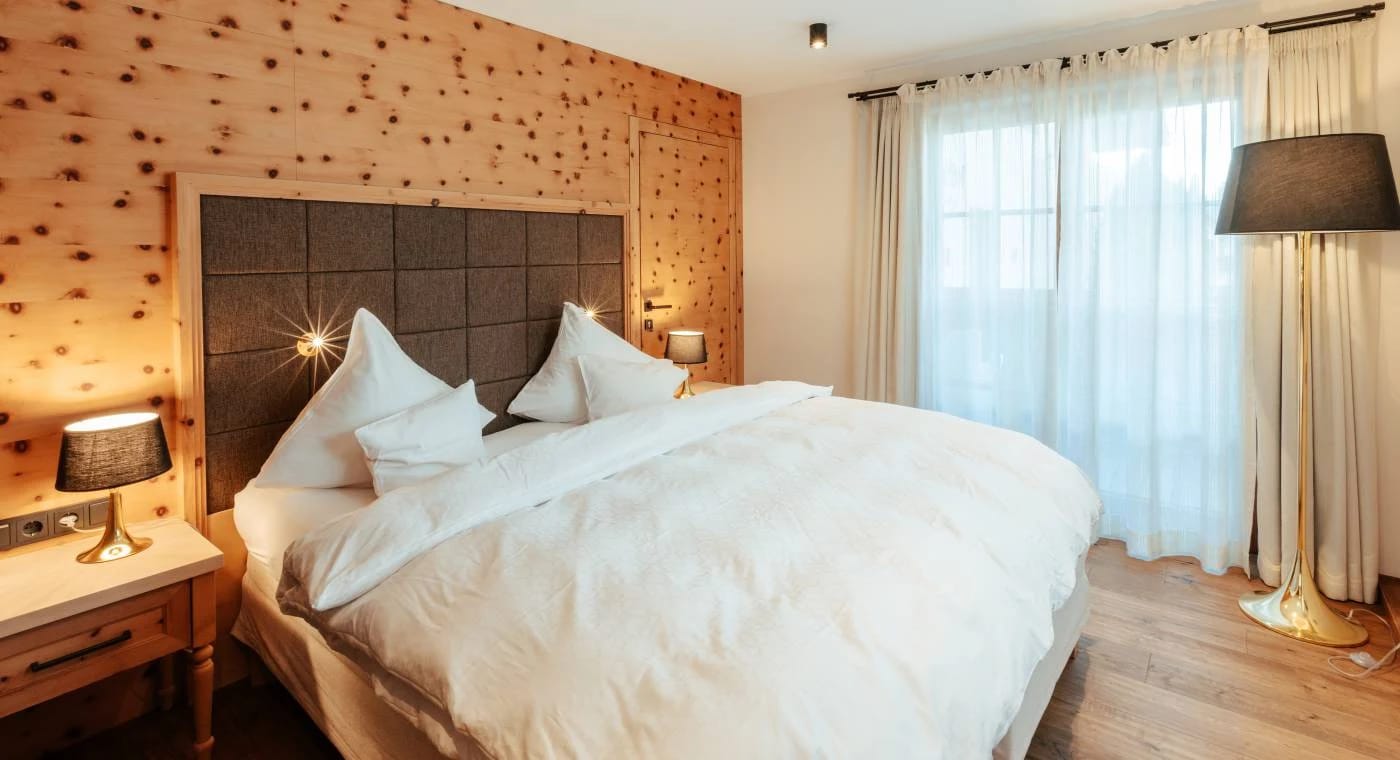 Doppelzimmer mit Zirbenholz-Wand und Doppelbett