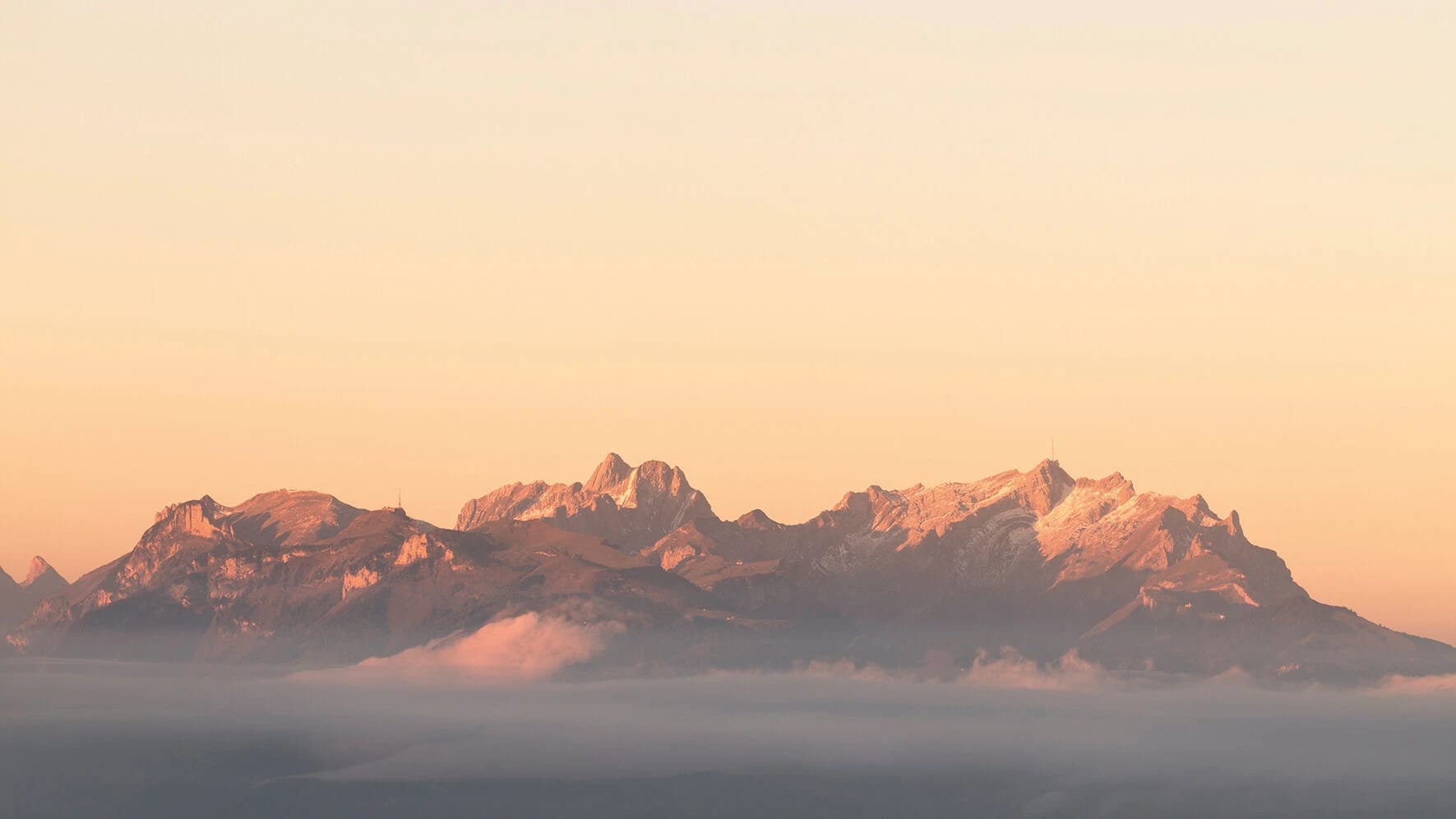 Bergkette im Morgenlicht über einer Nebeldecke