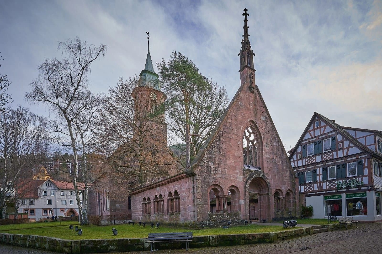 Klosterruine Bad Herrenalb mit Fachwerkhaus im Hintergrund