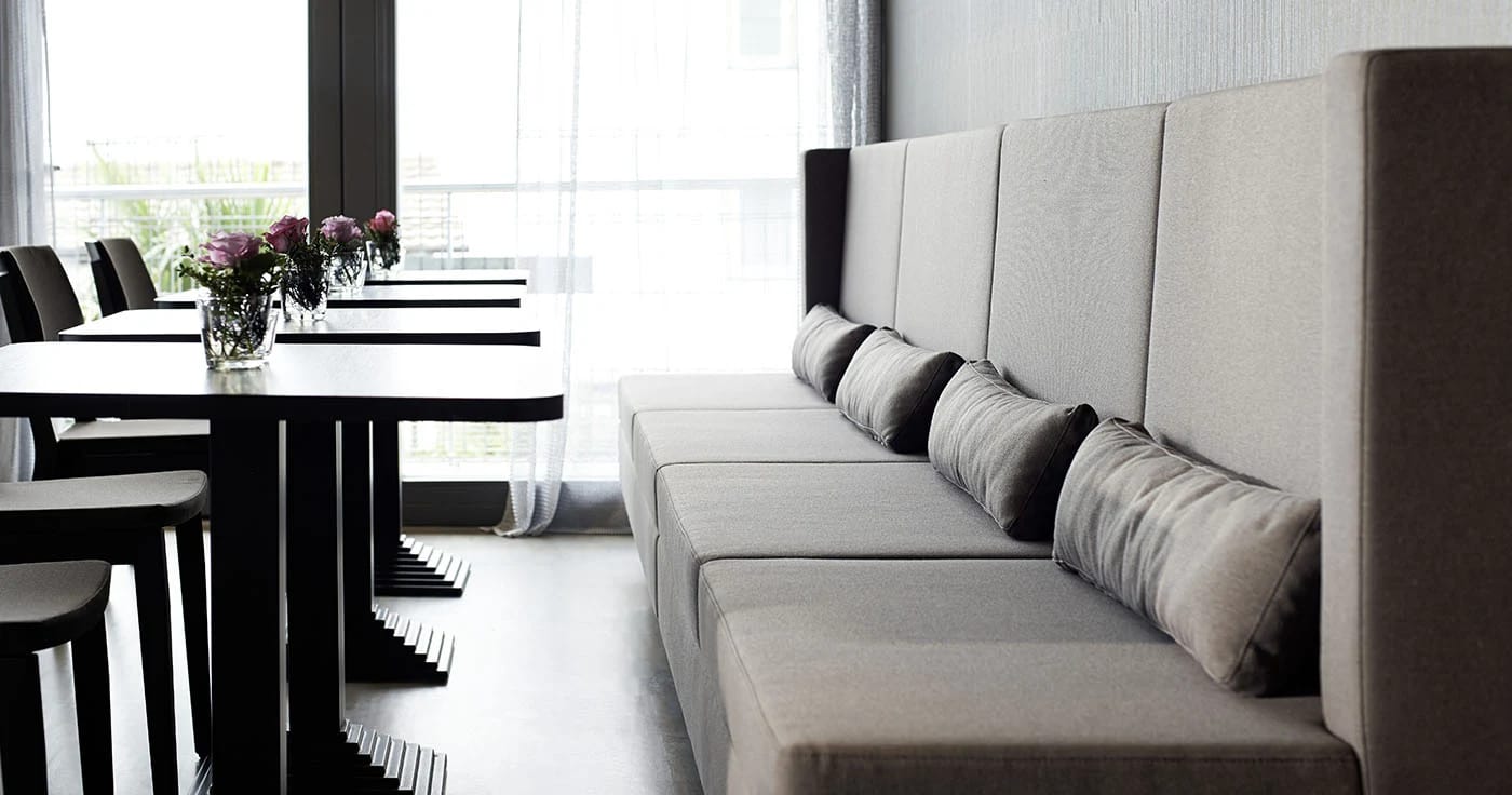 Lounge-Bereich mit gepolsterter Sitzbank am Fenster