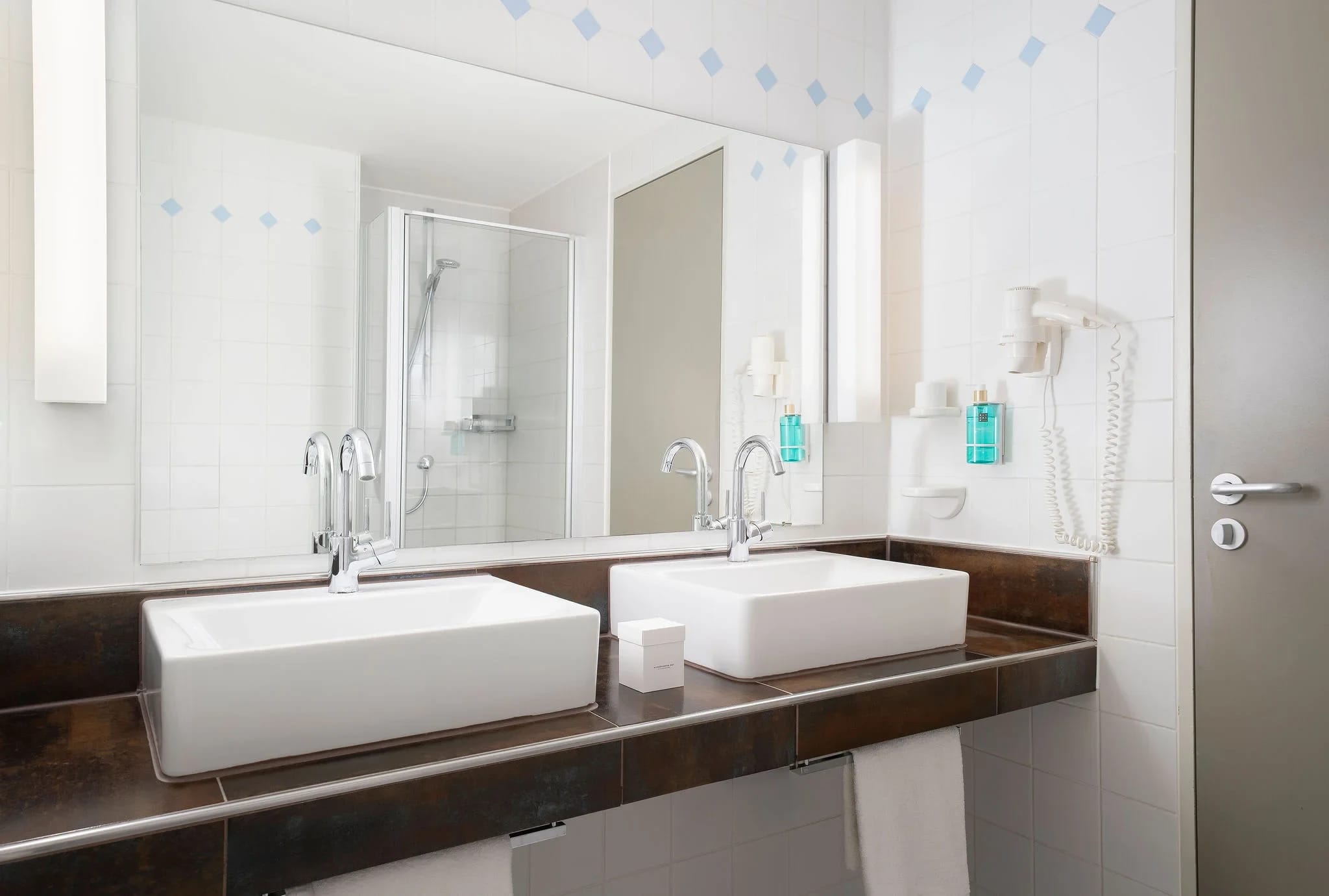 Modernes Badezimmer mit zwei Waschbecken und Dusche