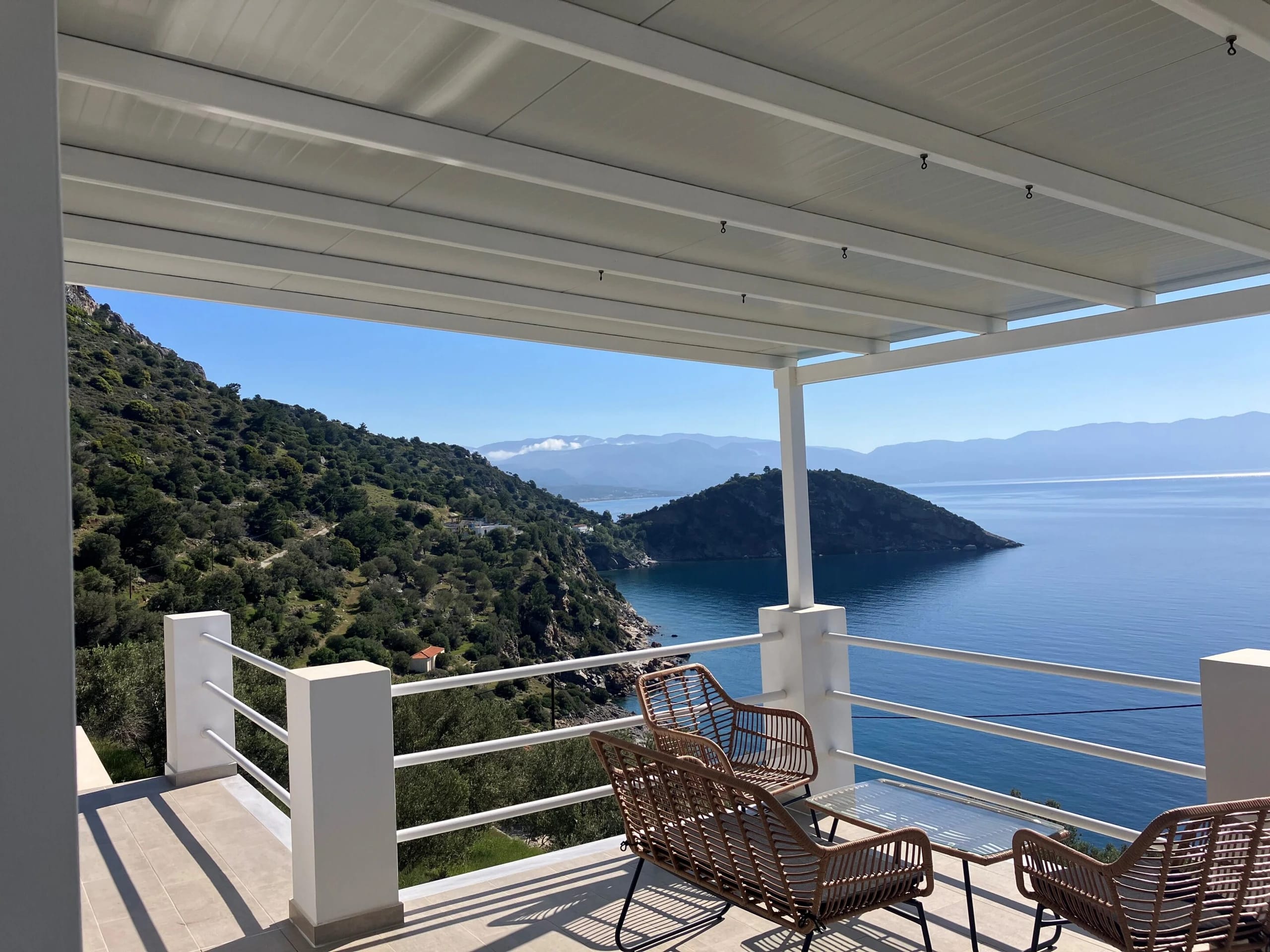 Überdachte Terrasse mit Blick auf Meer und Berge auf Samos