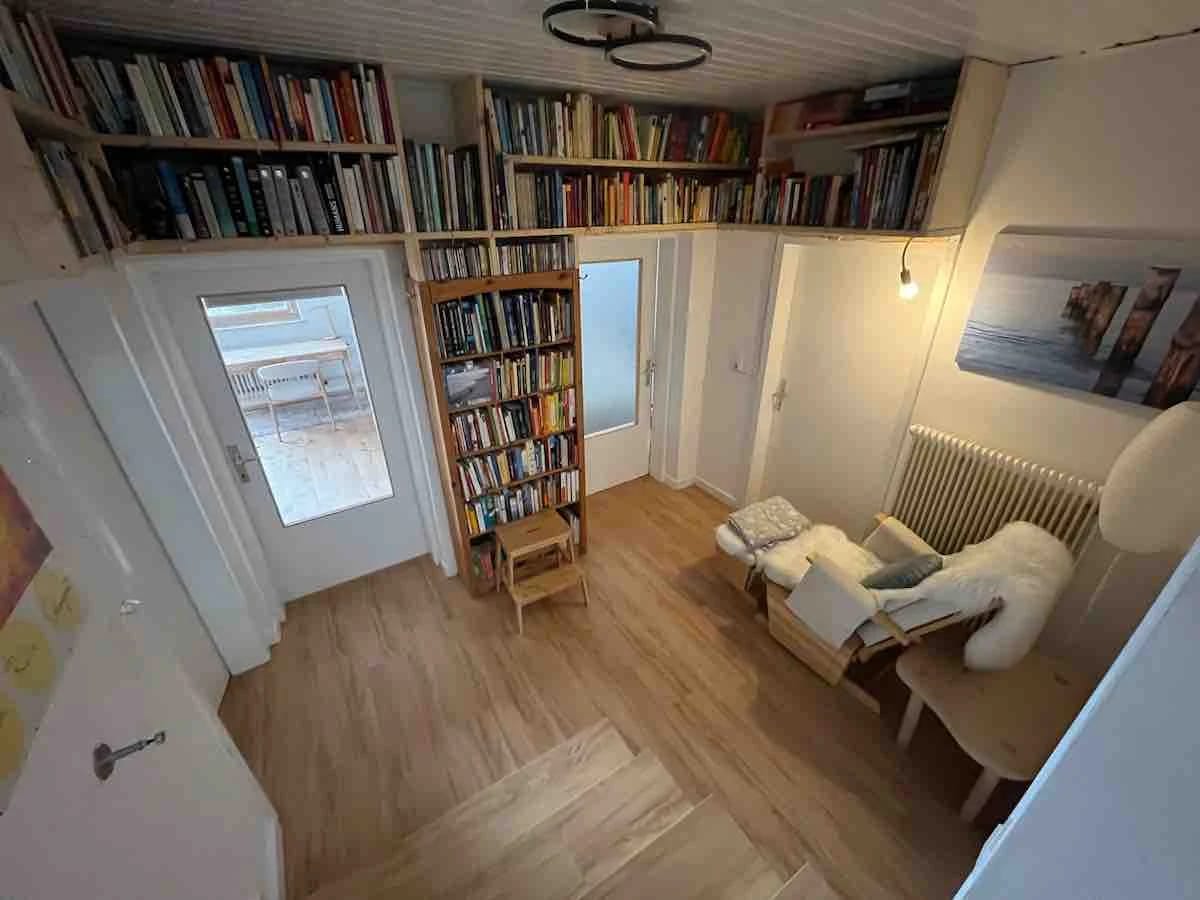 Bibliothek mit vollen Bücherregalen und Leseecke im Seminarhaus