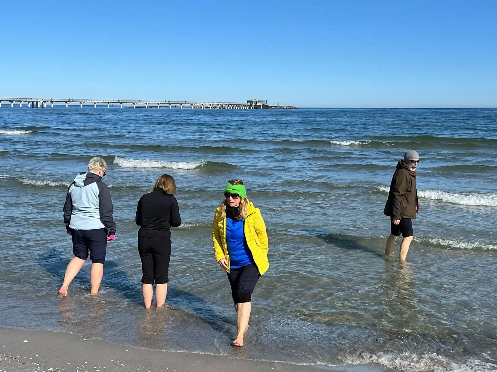 Gruppe beim Wassertreten in der Ostsee