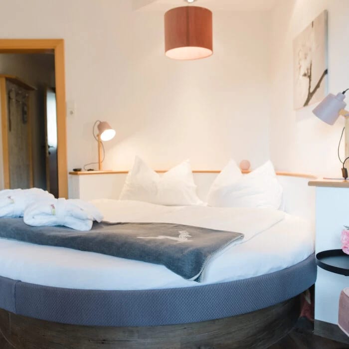 Zimmer mit rundem Bett und Leselampe