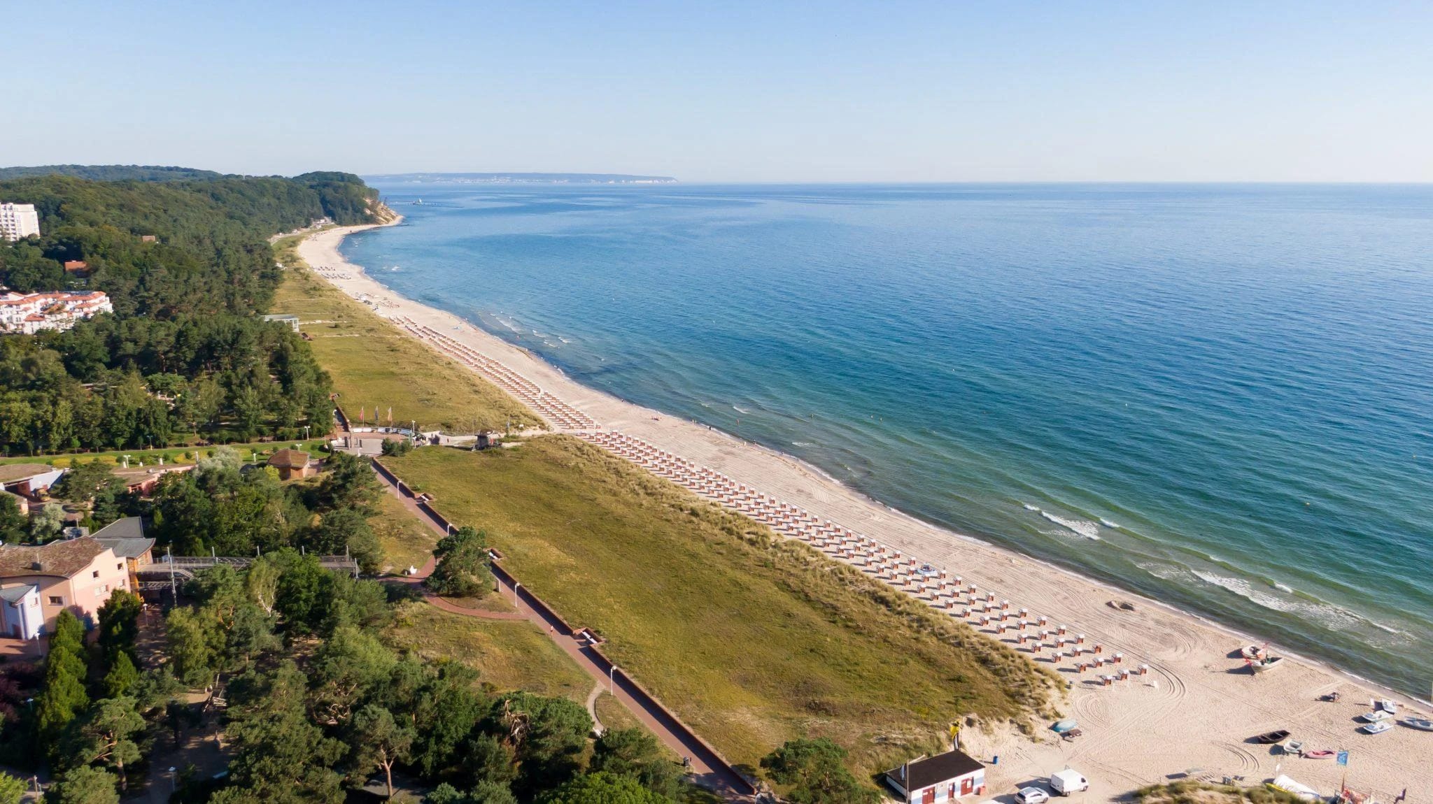Luftaufnahme des Ostseestrands von Baabe