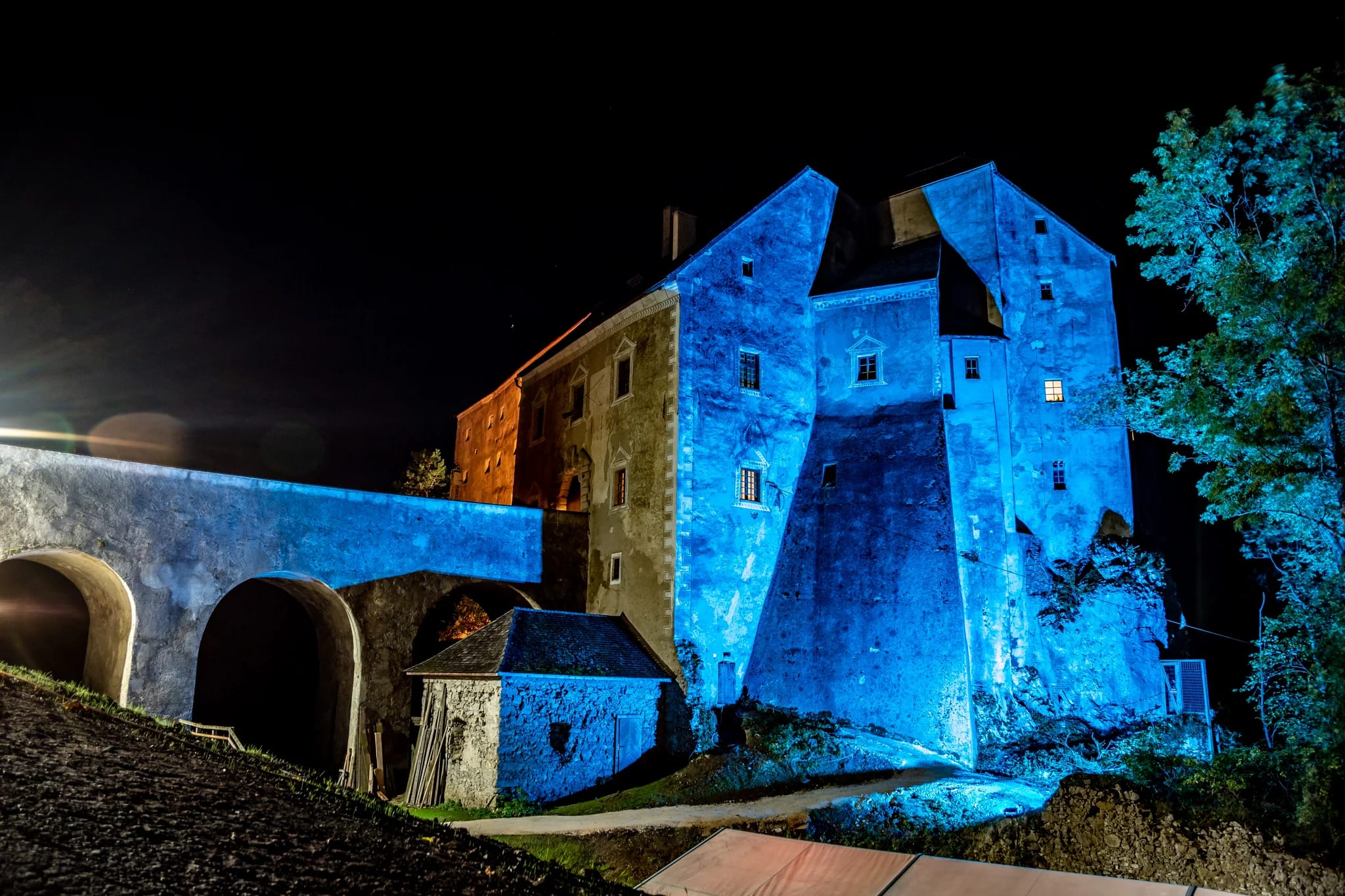 Burg Altpernstein bei Nacht, blau angestrahlt