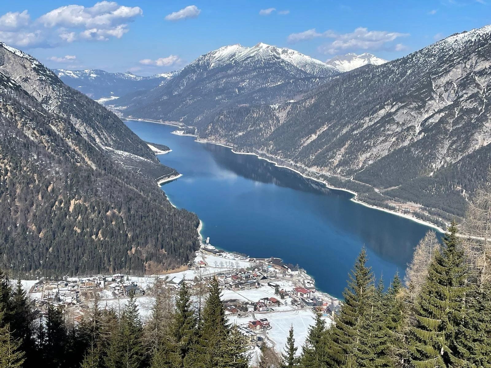 Blick über den winterlichen Achensee in Tirol, Ort des Kurses Fasten im Schnee