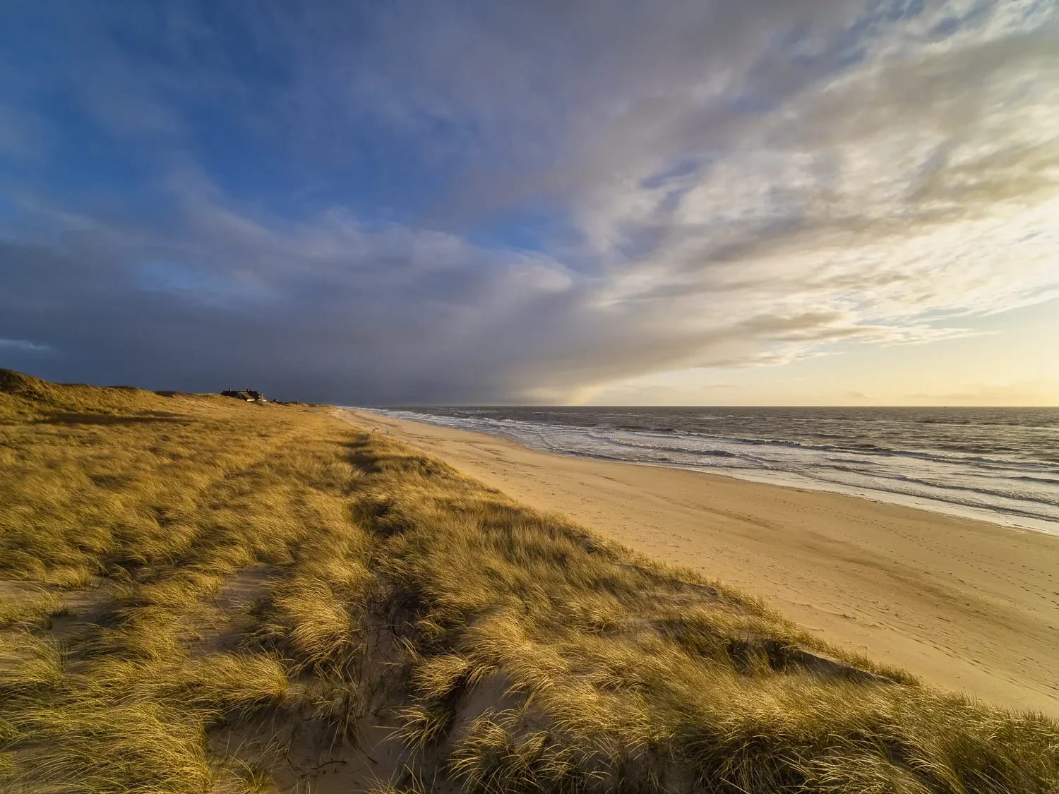 Dünenlandschaft mit Strand und Meer auf Sylt im Abendlicht