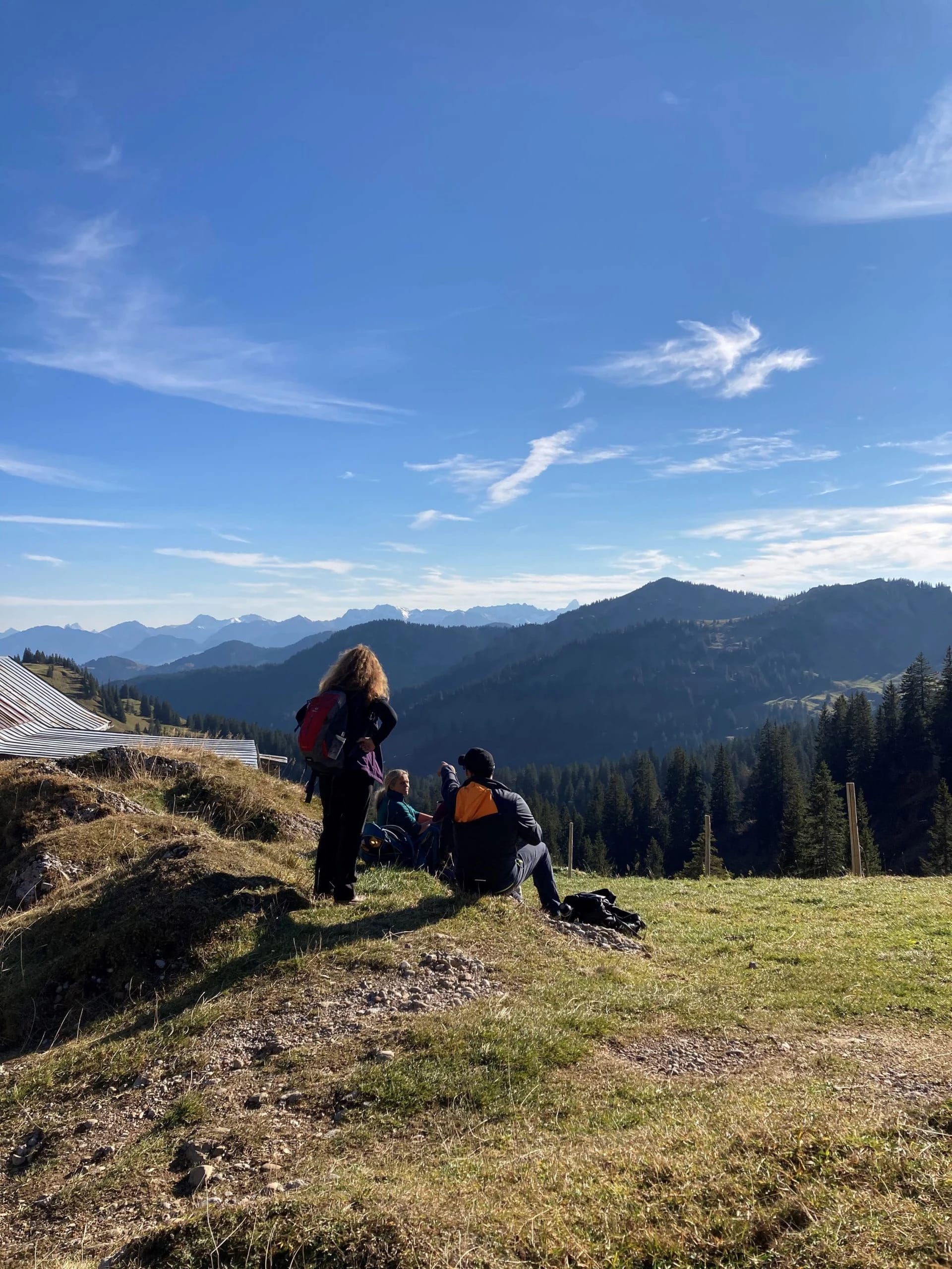 Fastenwandern mit Friederike Carlsson: Rast auf einer Bergkuppe mit Blick auf die Allgäuer Alpen