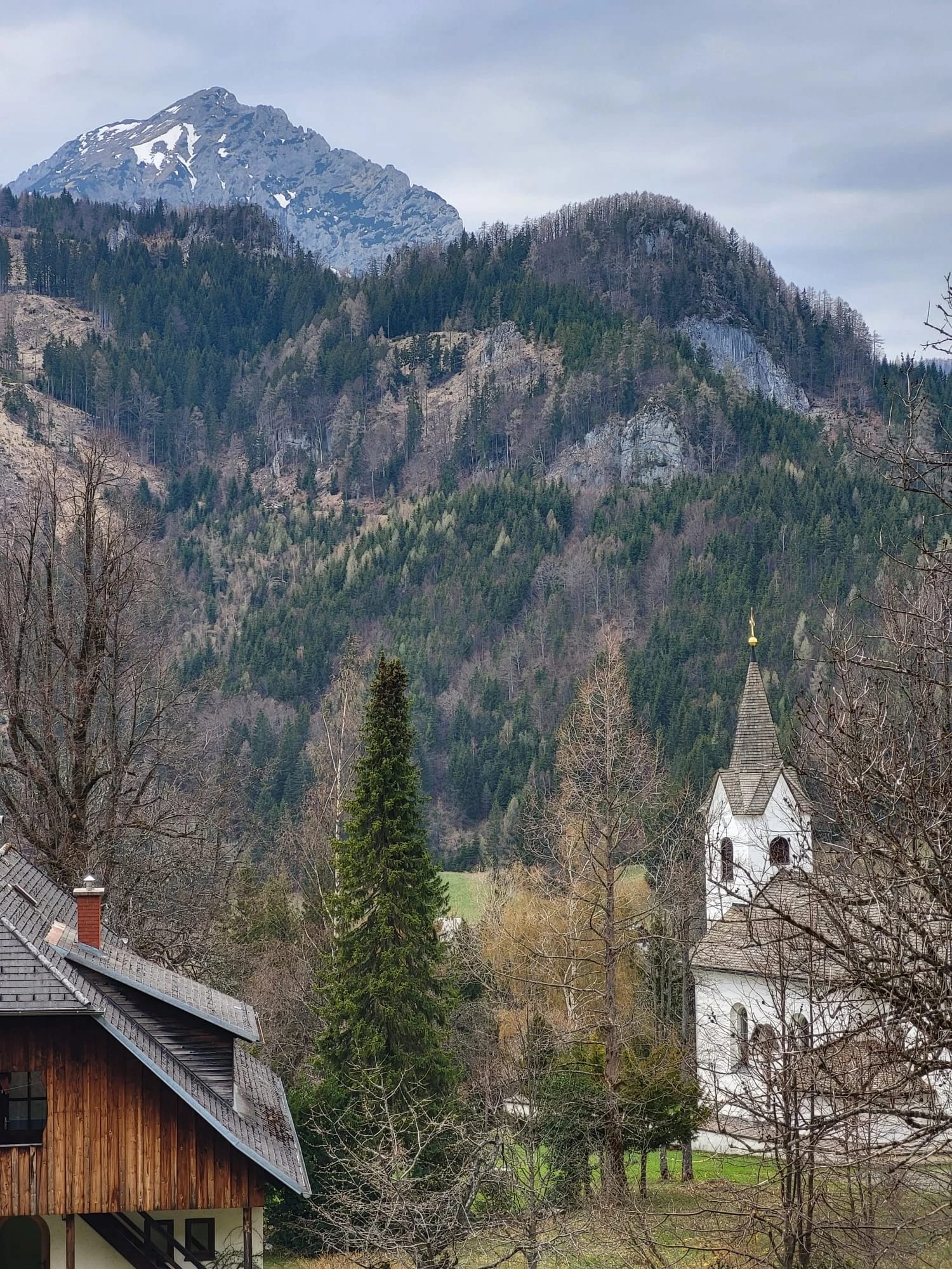 Blick auf Berge und eine kleine Kirche in der Region Weissensee