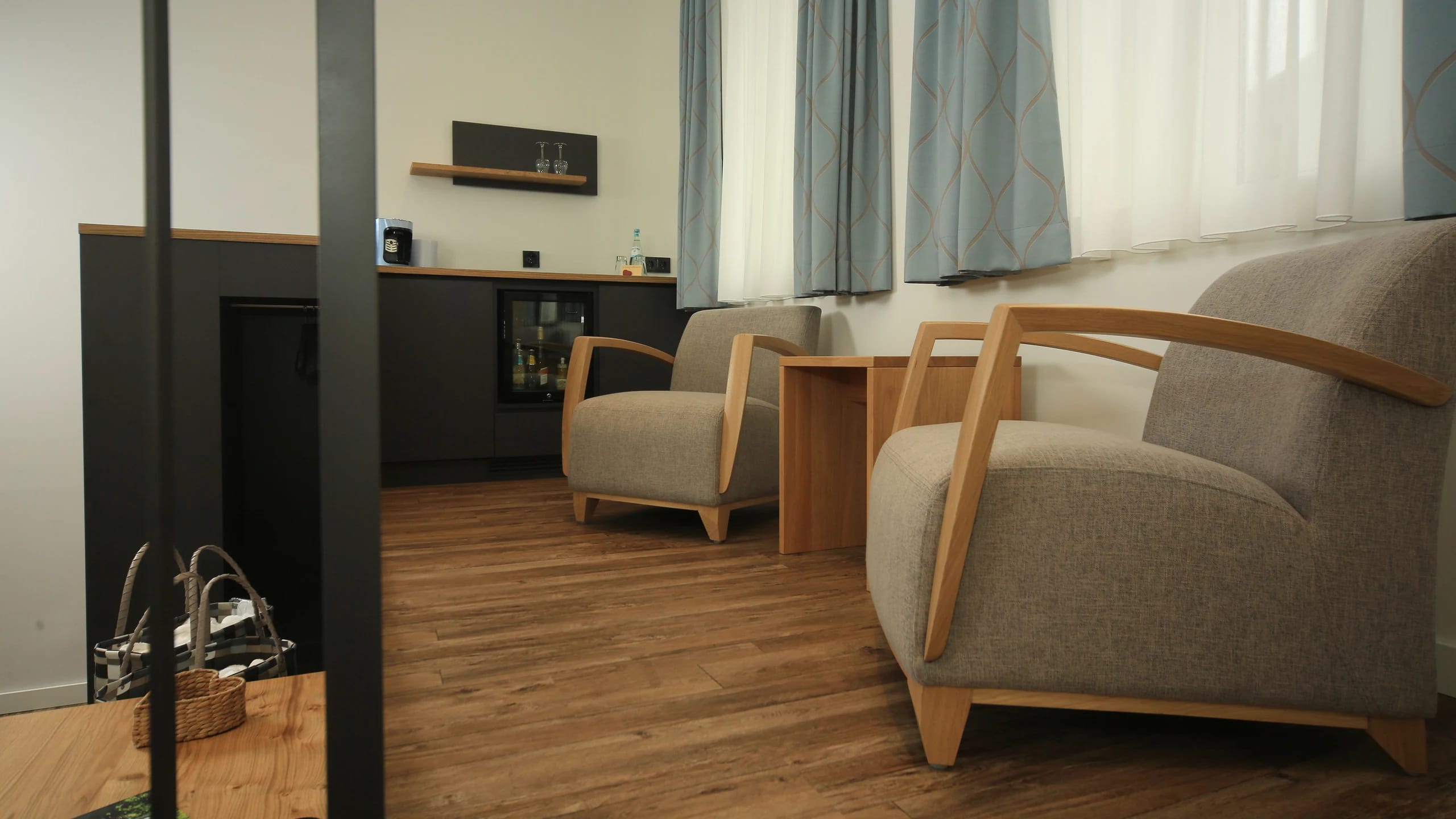 Wohnbereich einer Suite mit Sofa und Fenster