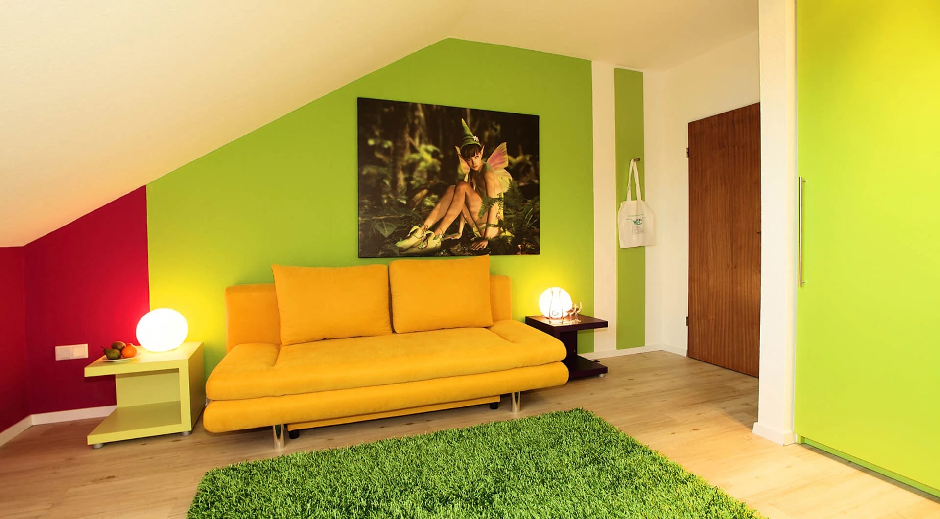 Buntes Themenzimmer mit gelbem Sofa, grüner Wand und grünem Hochflorteppich