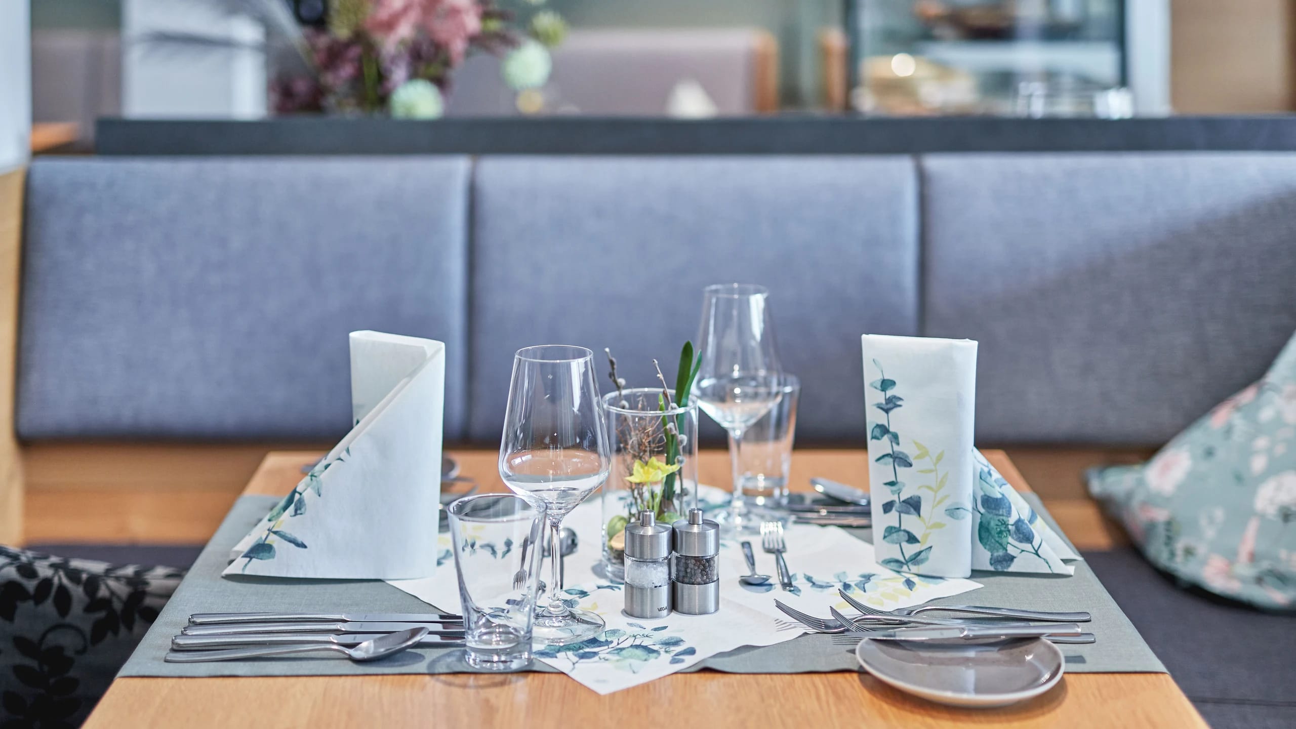 Eingedeckter Gastraum des Restaurants mit Weinfass