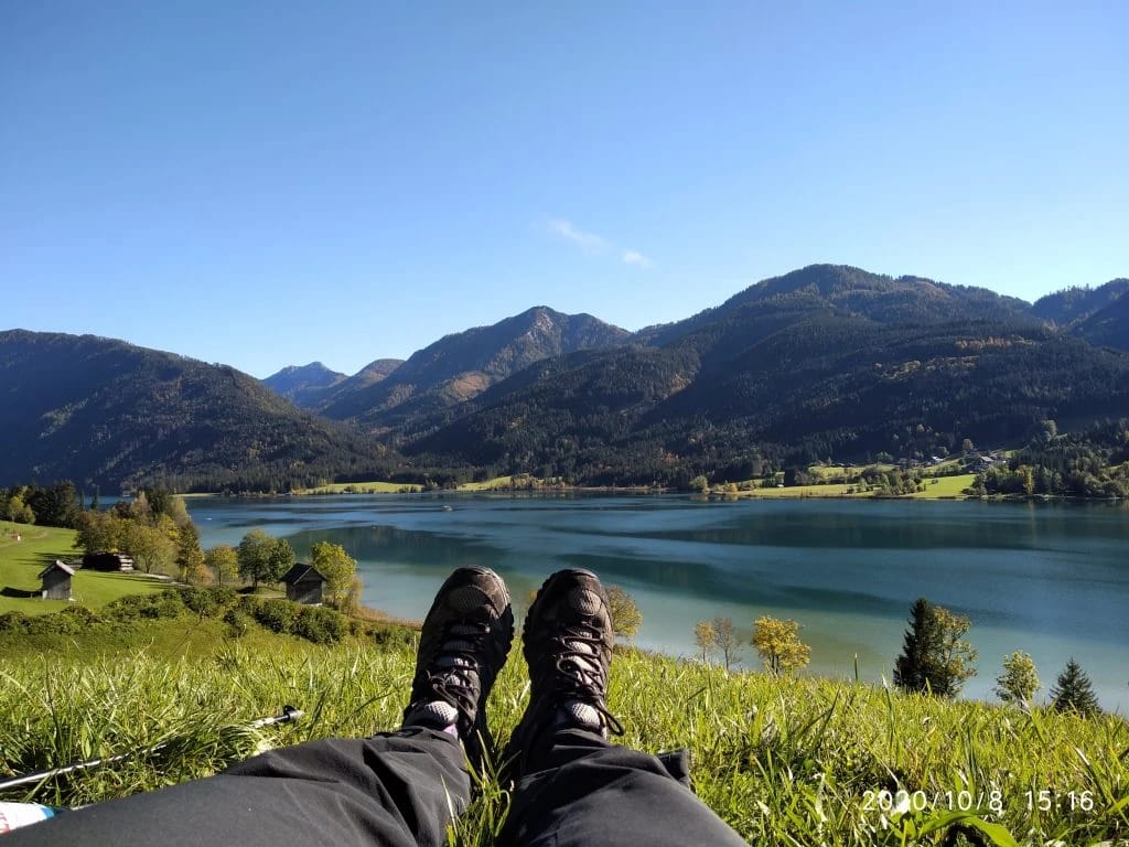 Wanderschuhe mit Blick auf den Weissensee und die umliegenden Berge