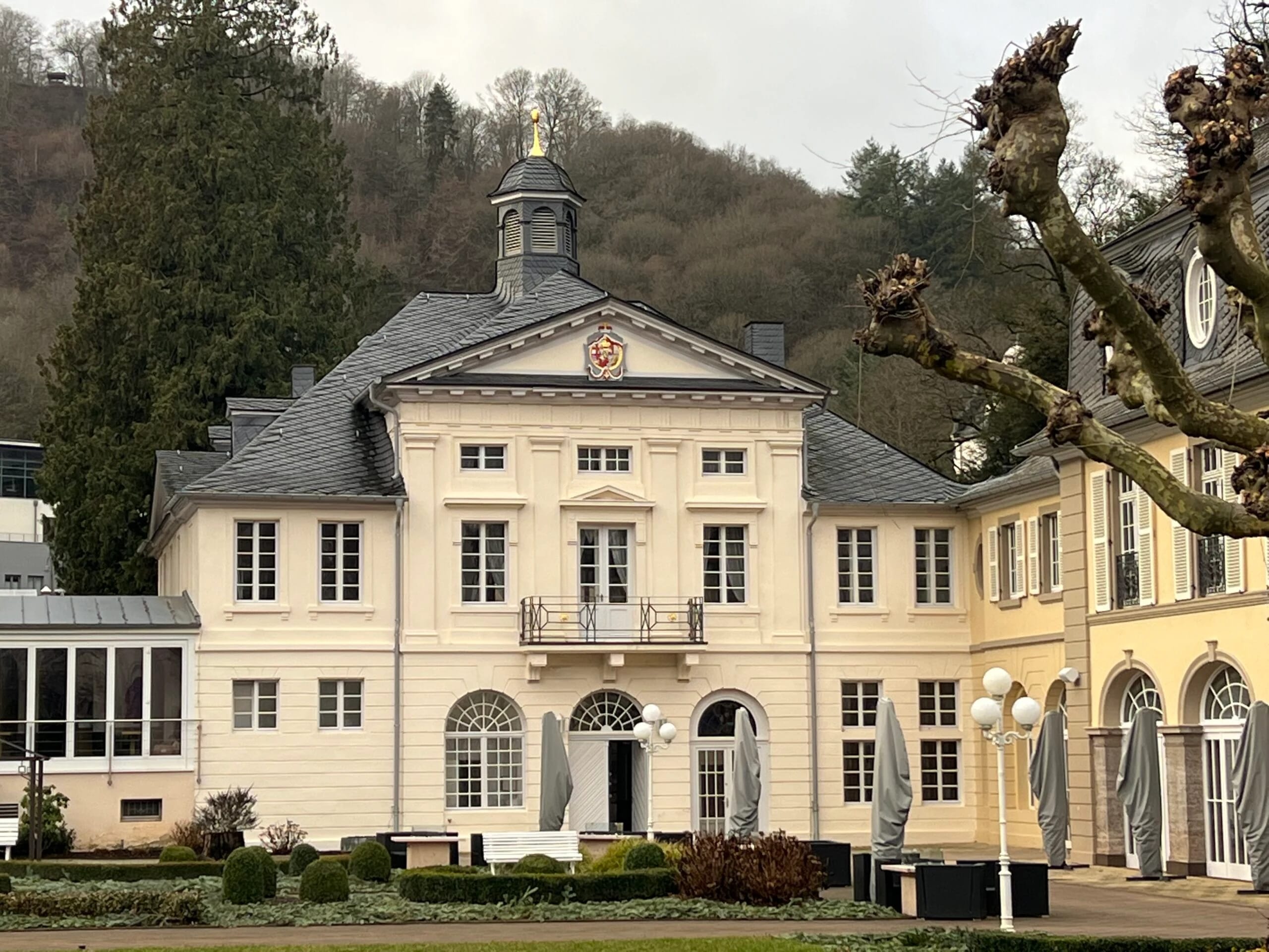 Heller Gewölberaum mit gotischem Fenster und Pflanzen