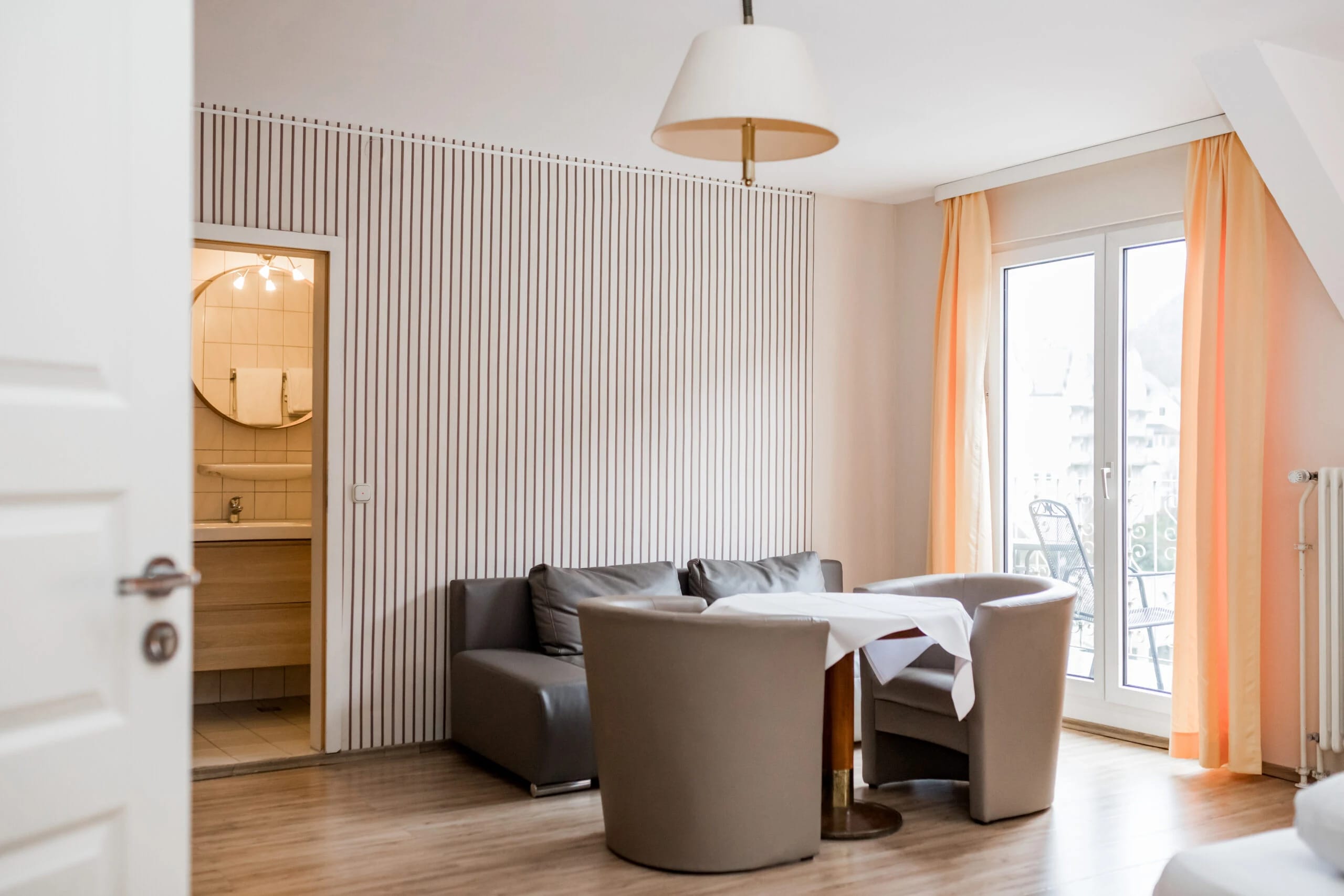Zimmer mit Sitzecke und Sauna-Nische