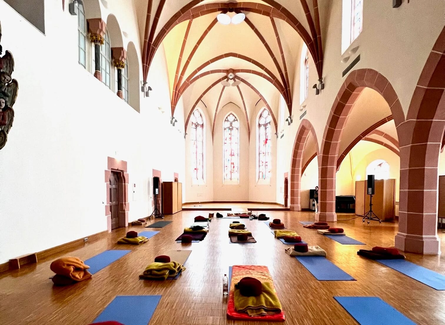 Yogamatten im Kirchenraum des Klosters Waldbreitbach, vorbereitet für die Yogaeinheit