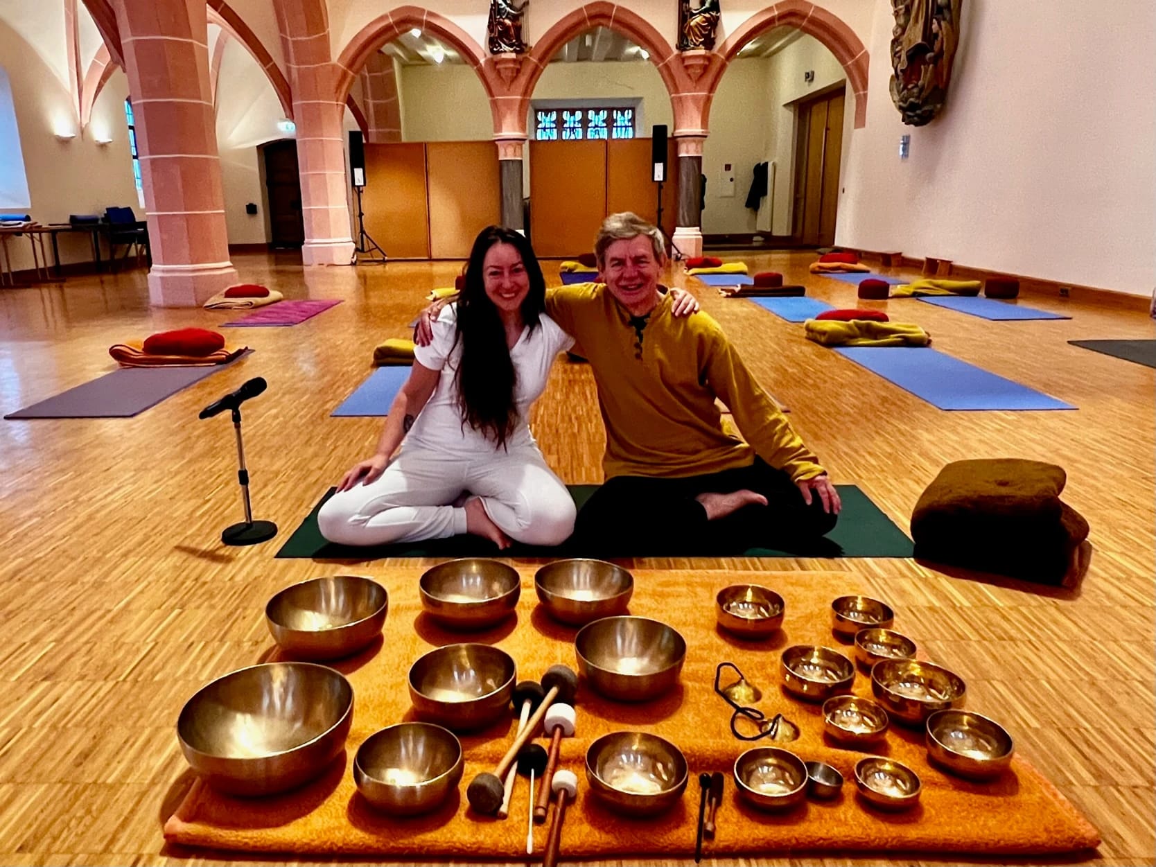 Eckhard Heumeyer mit Klangschalen im Kirchenraum des Klosters Waldbreitbach