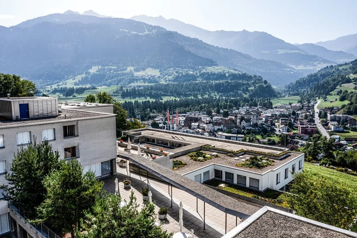 Terrasse mit Blick über die Dächer auf Ilanz und die umliegenden Berge