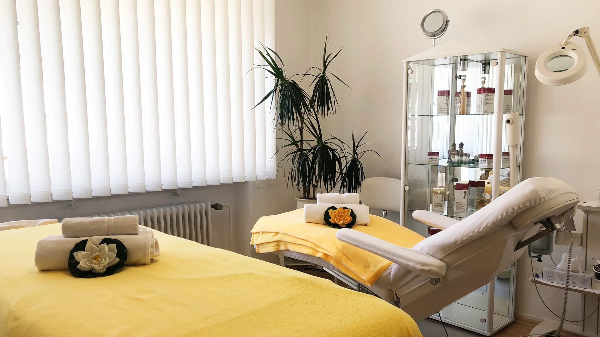 Kosmetik- und Behandlungsraum mit zwei Liegen