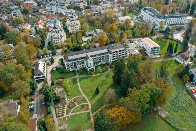 Luftaufnahme des Hauses mit weitläufigem Park und herbstlichen Bäumen