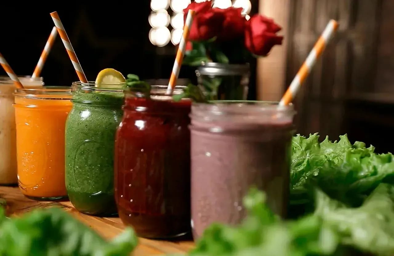 Eine Auswahl an verschiedenen Smoothies