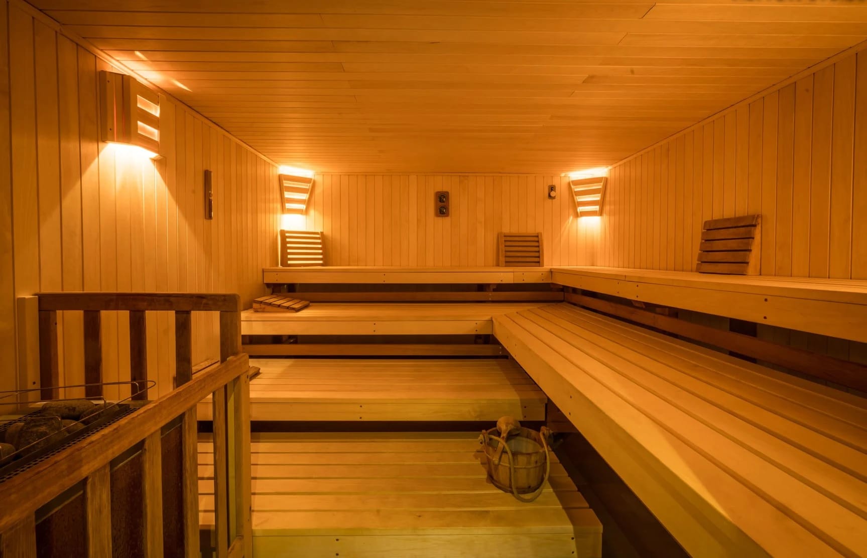 Holzverkleidete Sauna mit Bänken