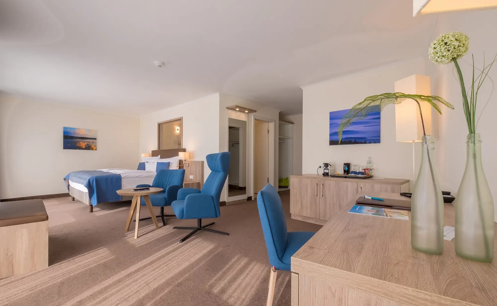 Junior Suite mit blauen Sesseln, Sitzecke und Schreibtisch