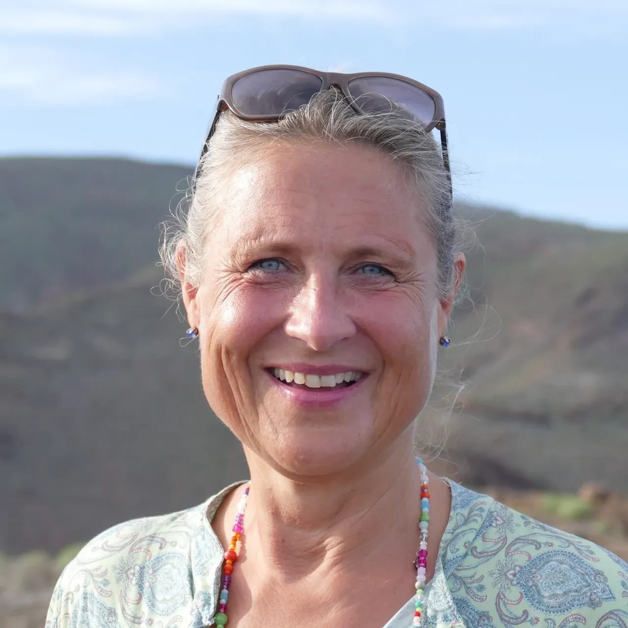 Porträt von Silke Hauth vor einem Bergpanorama