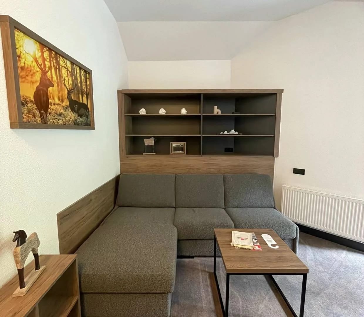 Sitzecke mit Ecksofa, Wandregal und Couchtisch