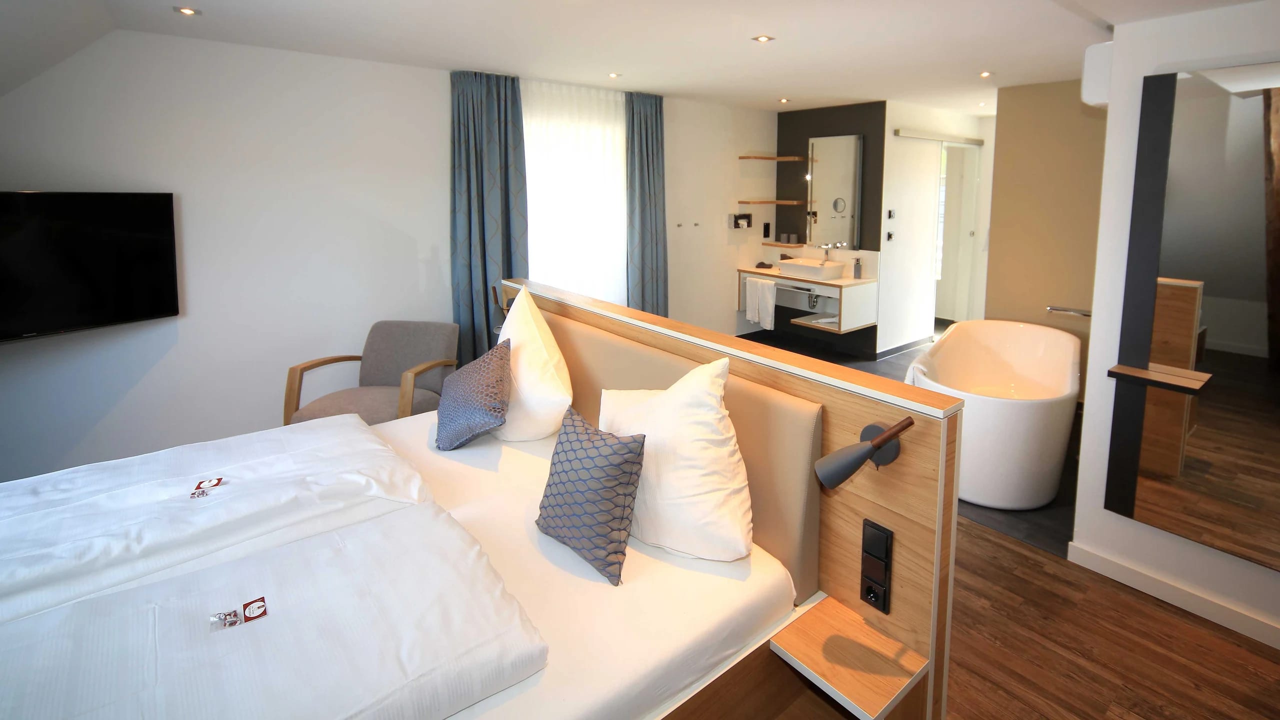 Juniorsuite mit Doppelbett und freistehender Badewanne